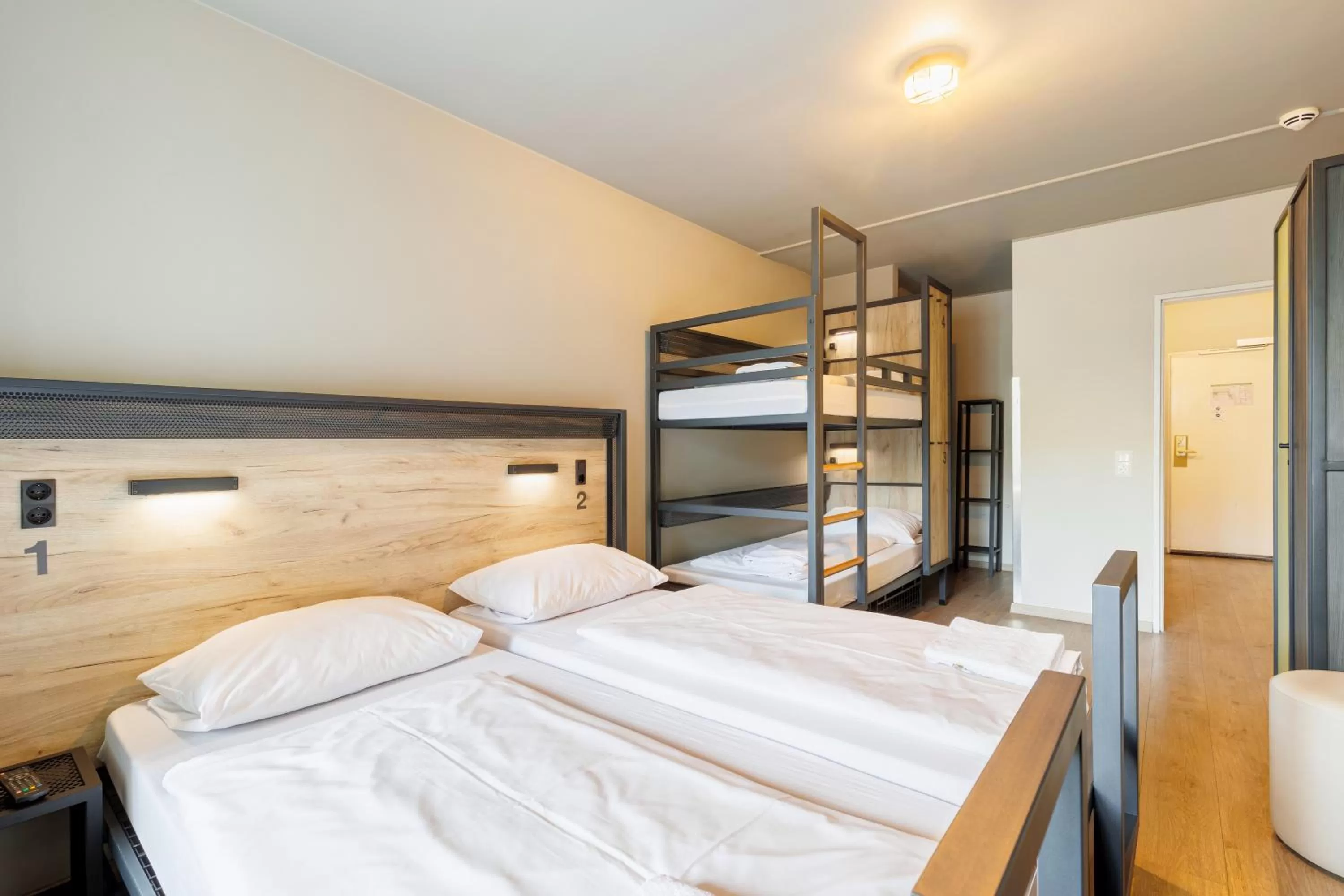 Family Room (2 Adults + 2 Children) in a&o München Hackerbrücke