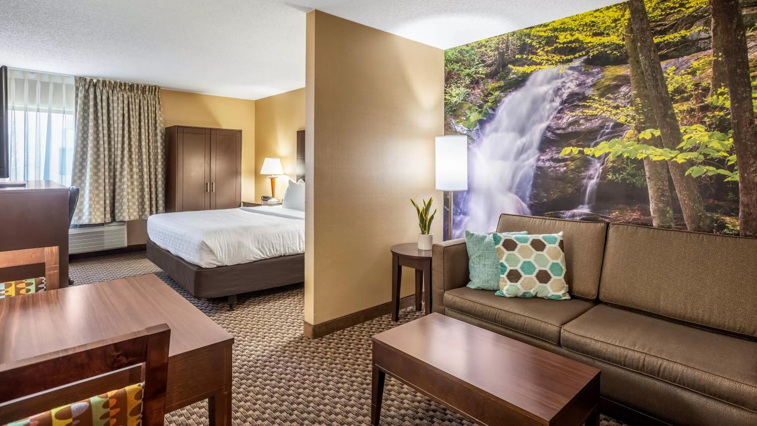 Superior Double Suite with Two Double Beds - Non Smoking/Pet Friendly in Clarion Pointe Harrisonburg