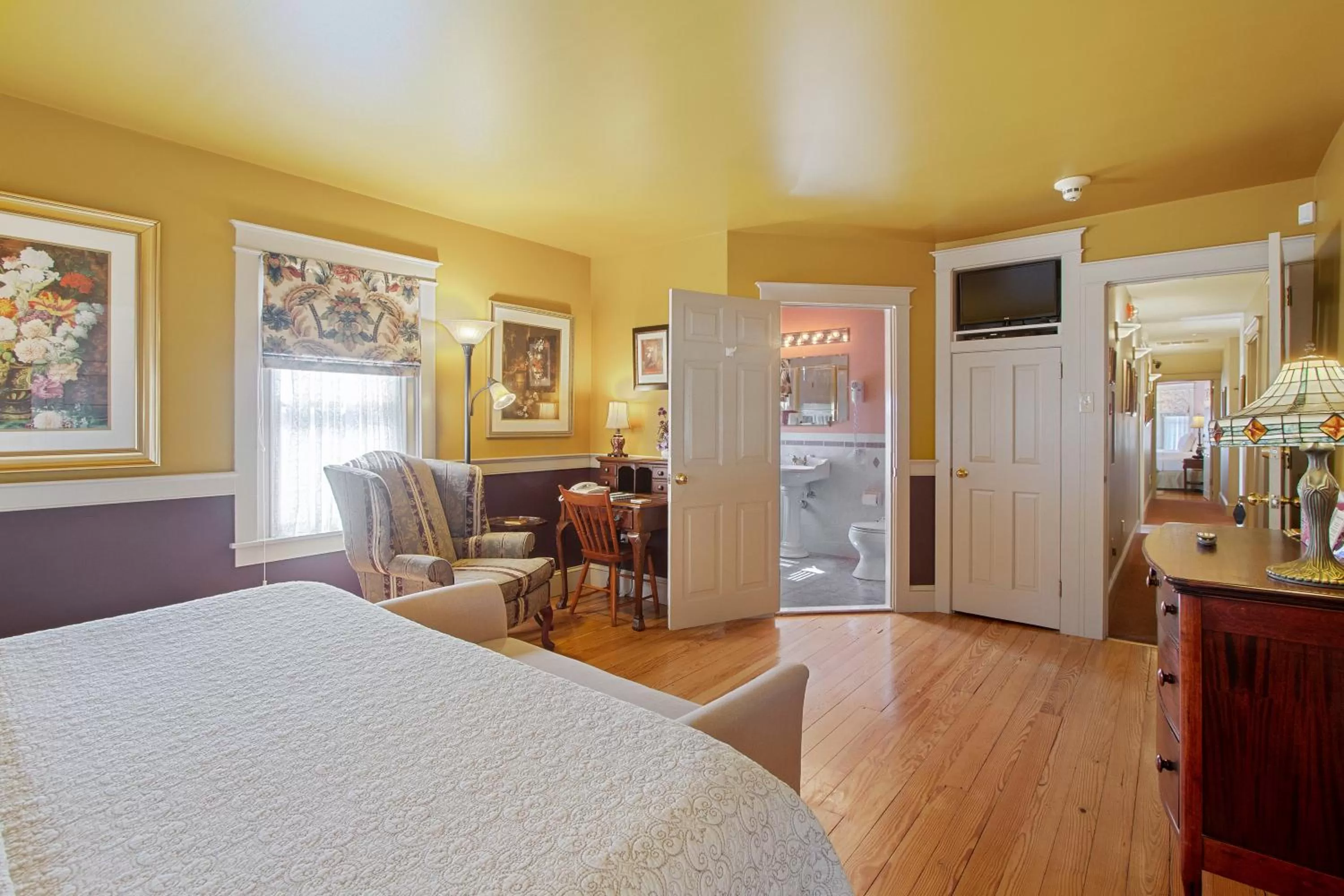 Traditional King Room in After Eight Bed and Breakfast