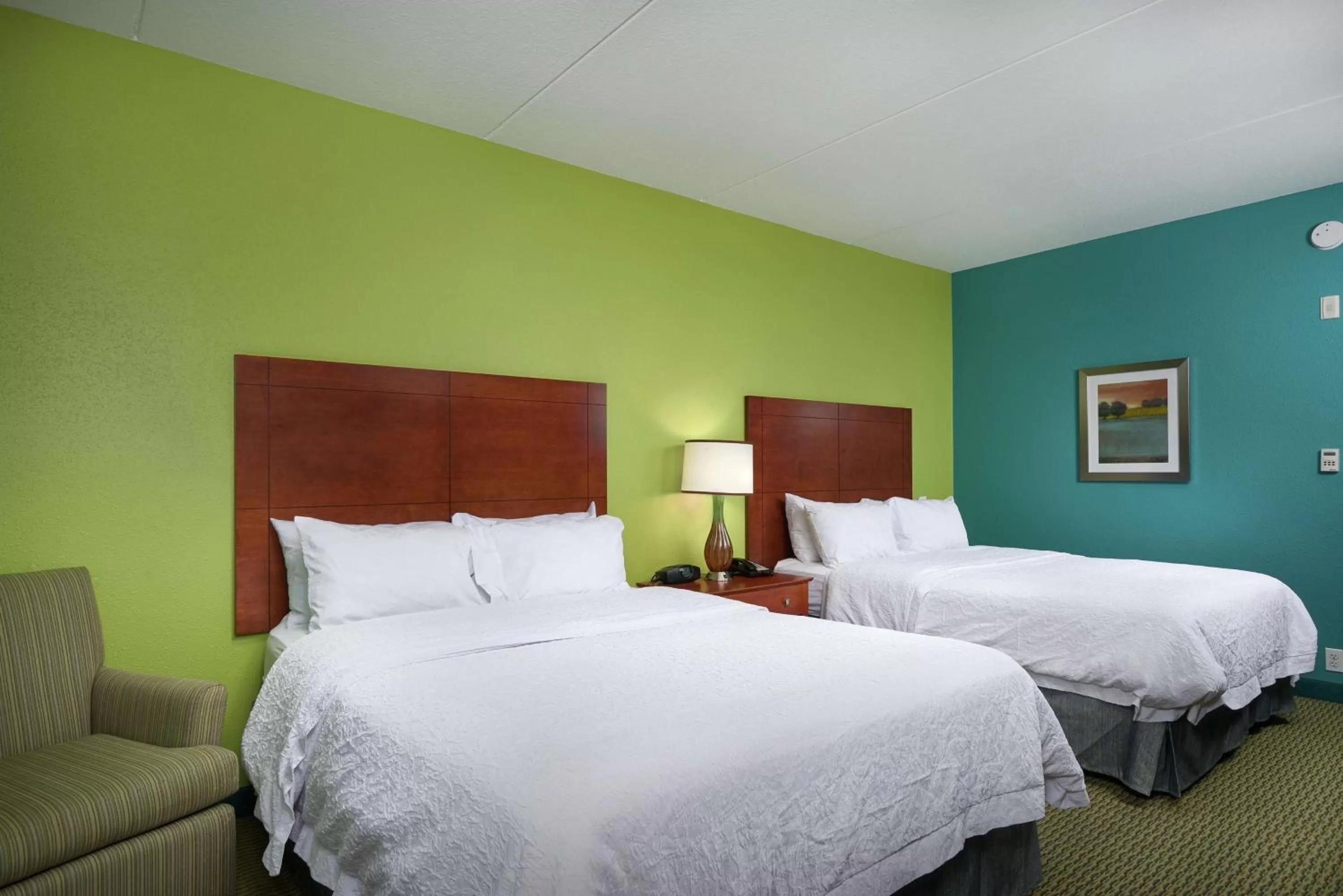Queen Room with Two Queen Beds - Mobility and Hearing Access/Non-Smoking in Hampton Inn Bermuda Run / Advance