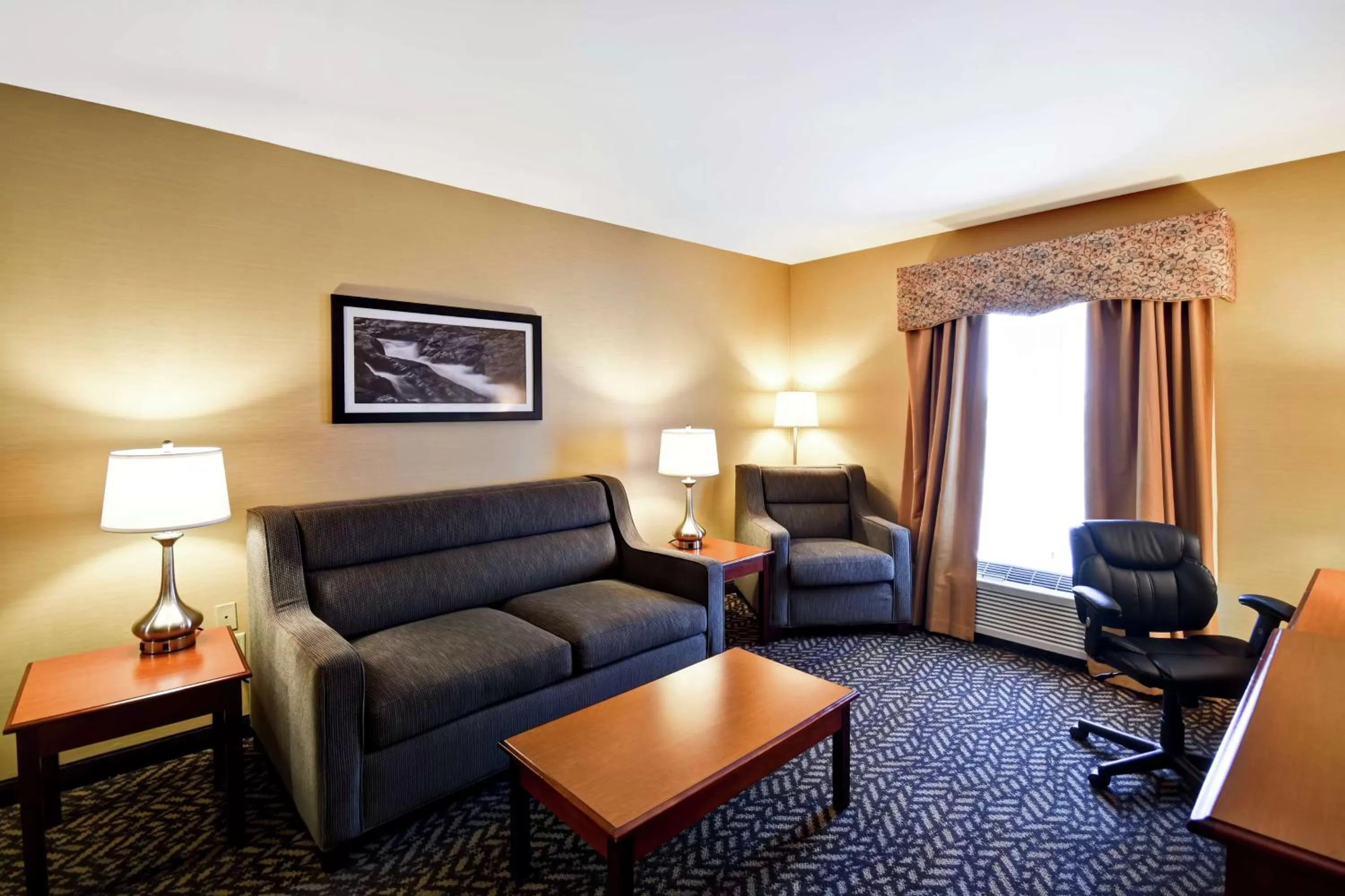 King Suite with Whirlpool in Hampton Inn Chicopee - Springfield