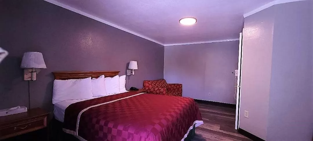 Queen Room with Accessible Tub - Accessible/Non-Smoking in Rodeway Inn Chico University Area