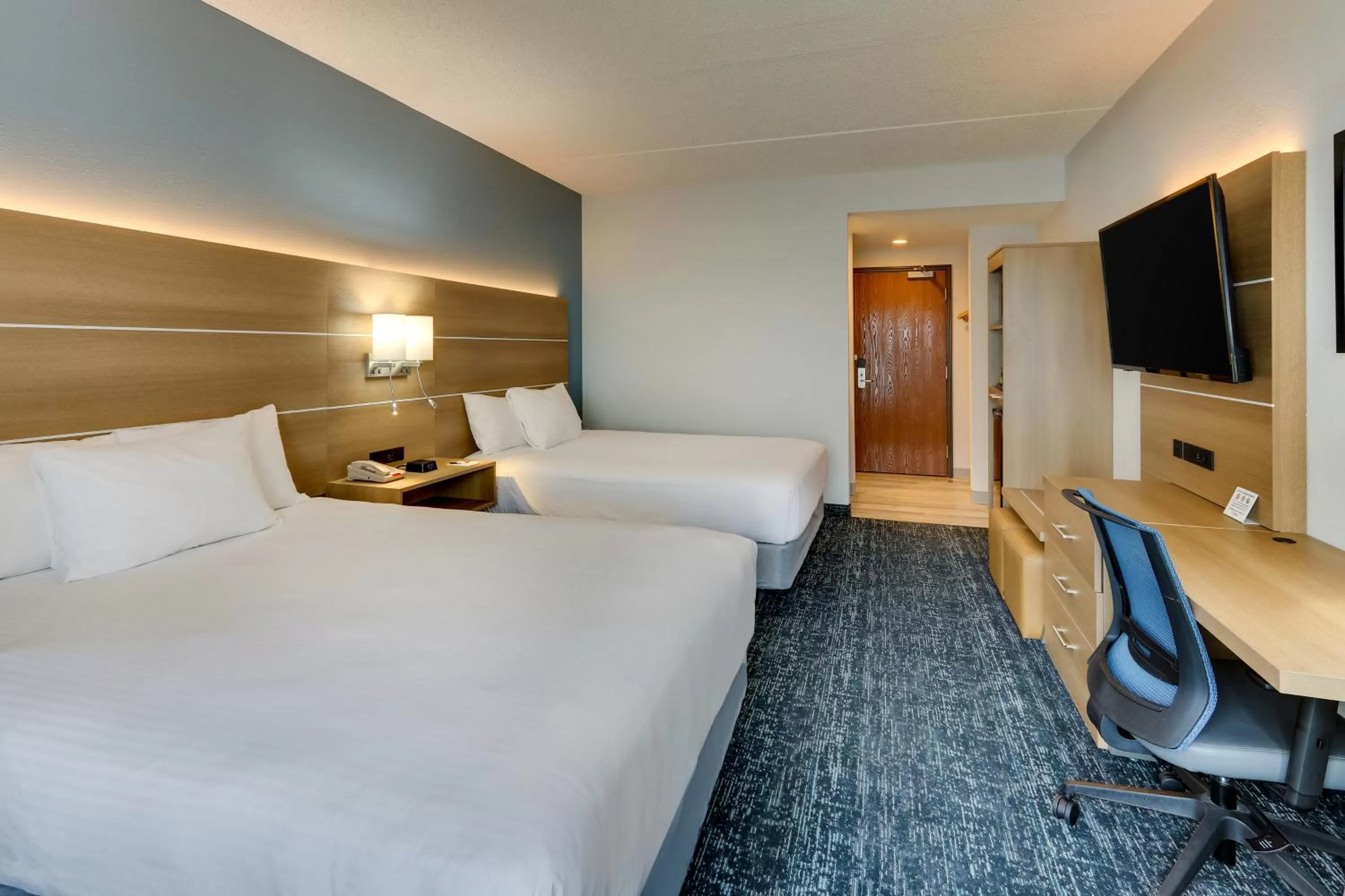 Queen Room with Lake View in Parkshore Resort