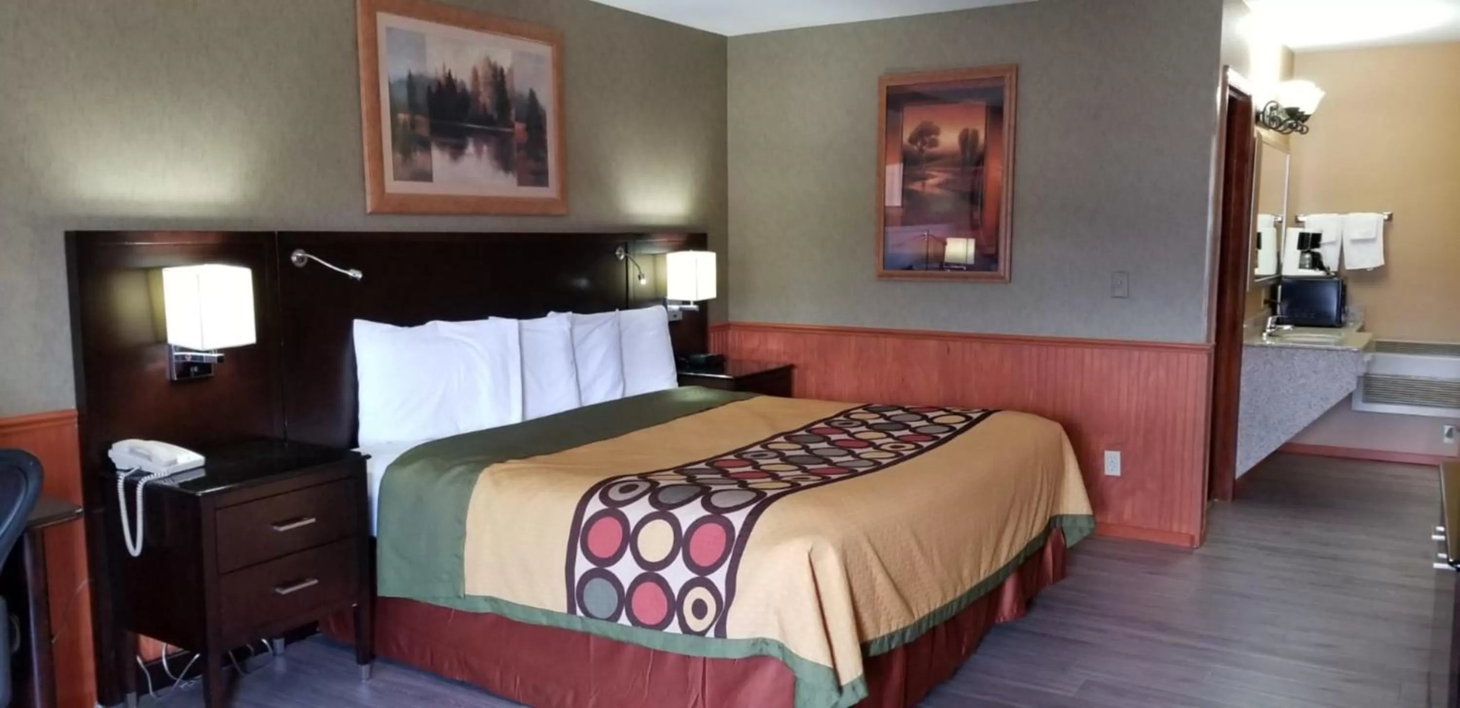 Deluxe King Room in Stewart Lodge