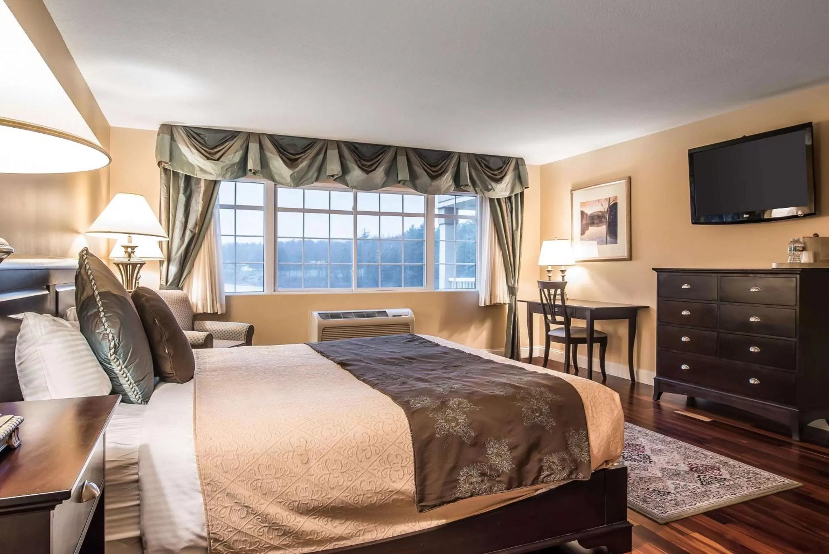 Standard King Room - Non-Smoking  in Riverside Hotel, Ascend Hotel Collection