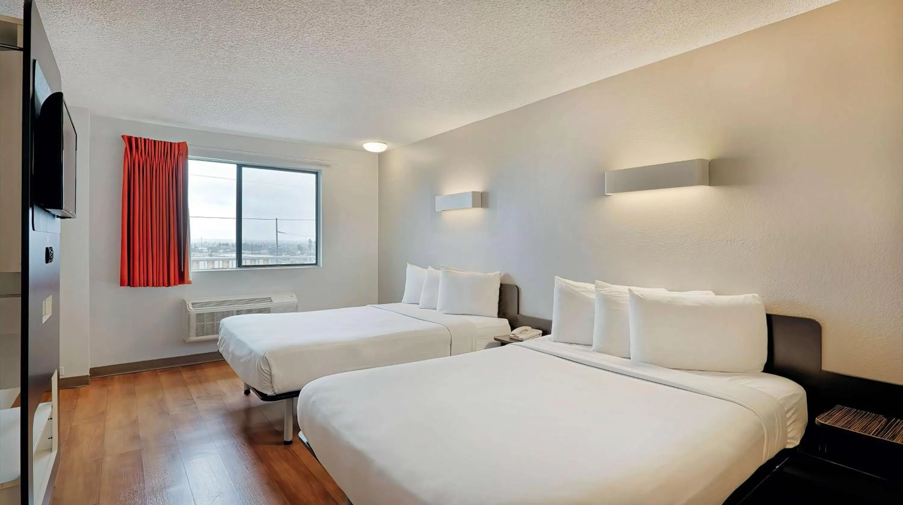 Deluxe Quadruple Room - single occupancy in Motel 6-Los Angeles, CA - Los Angeles - LAX