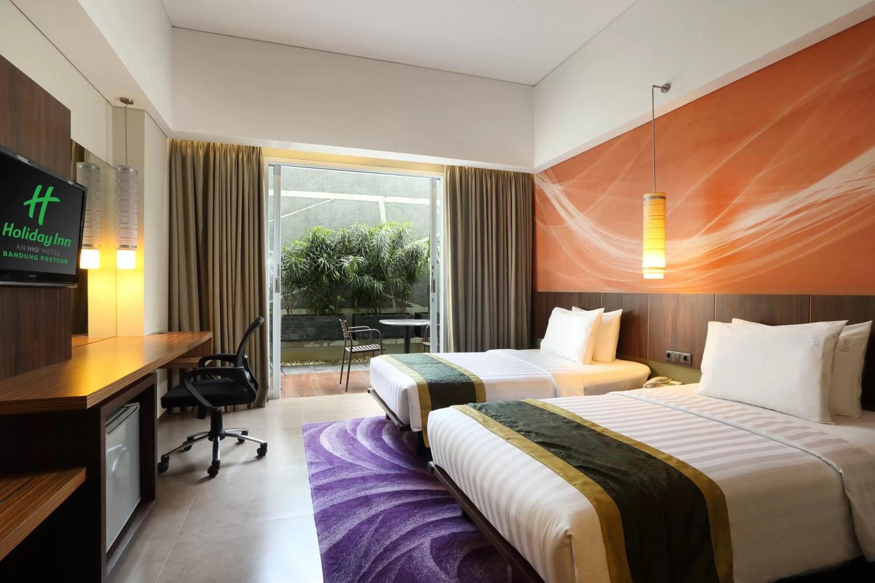 Standard Twin Room with Terrace Access - Smoking in Holiday Inn Bandung Pasteur by IHG