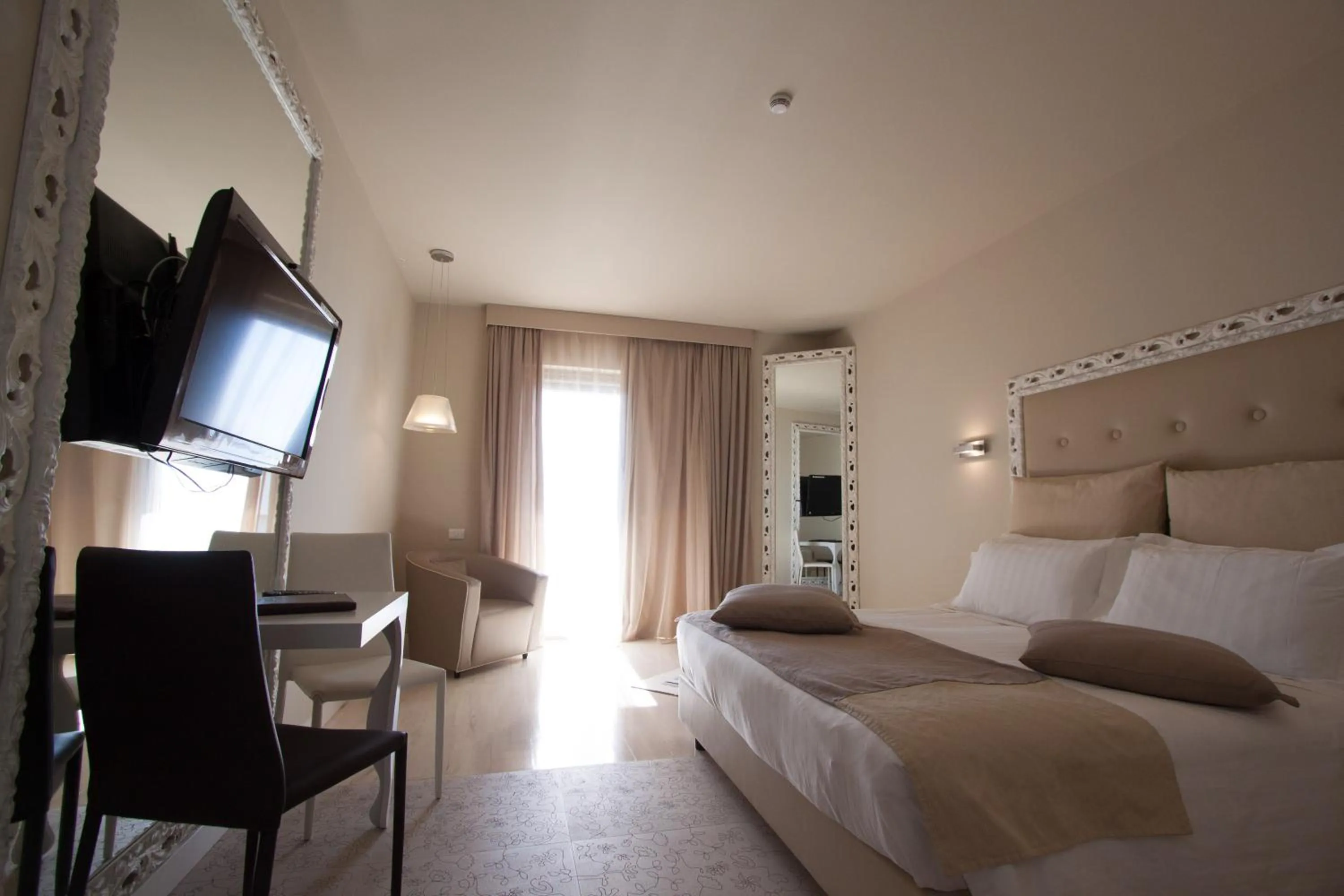 Superior Double or Twin Room with Balcony and Sea View in Main Palace Hotel
