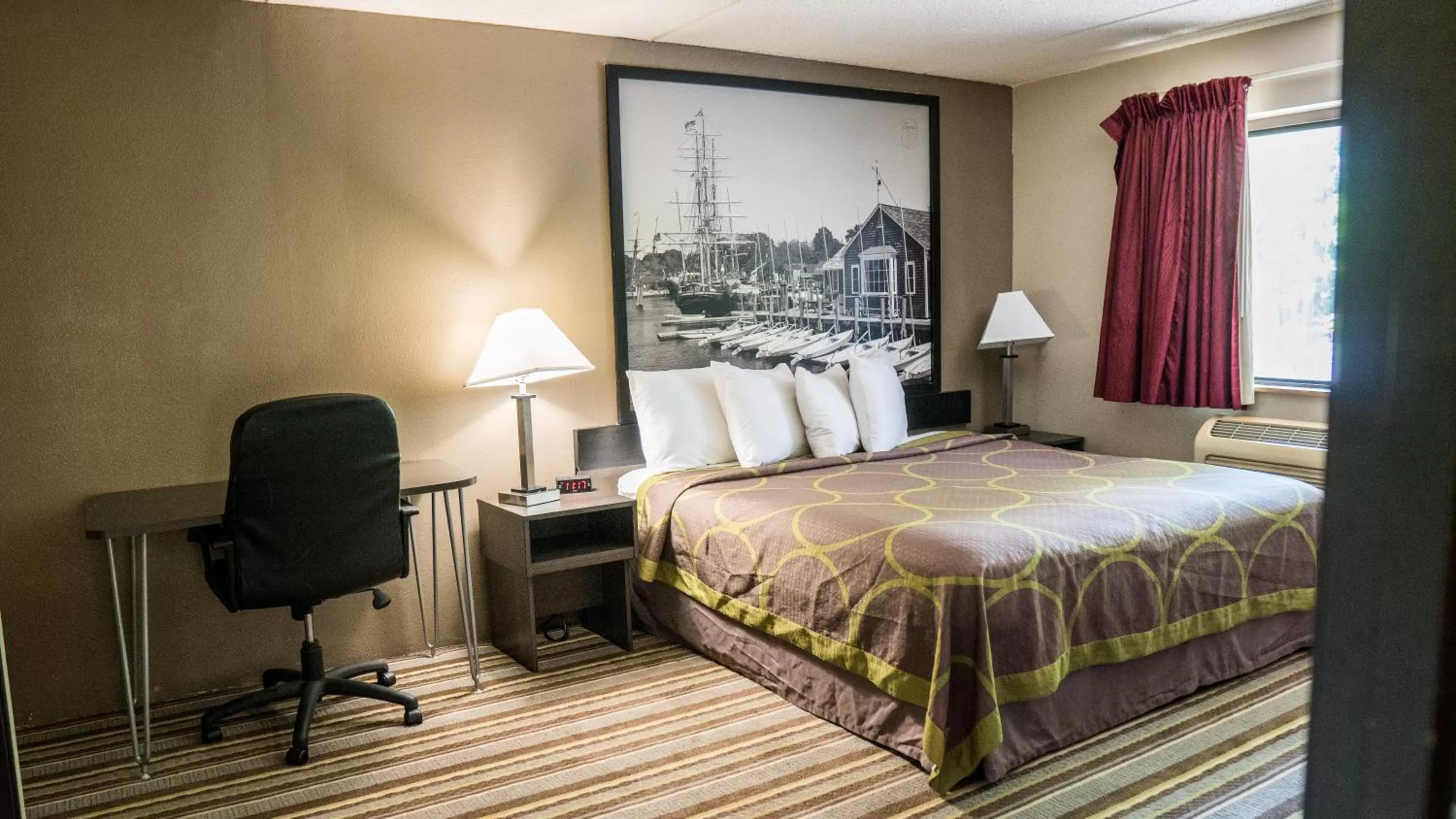 King Suite - Non-Smoking in Super 8 by Wyndham Groton