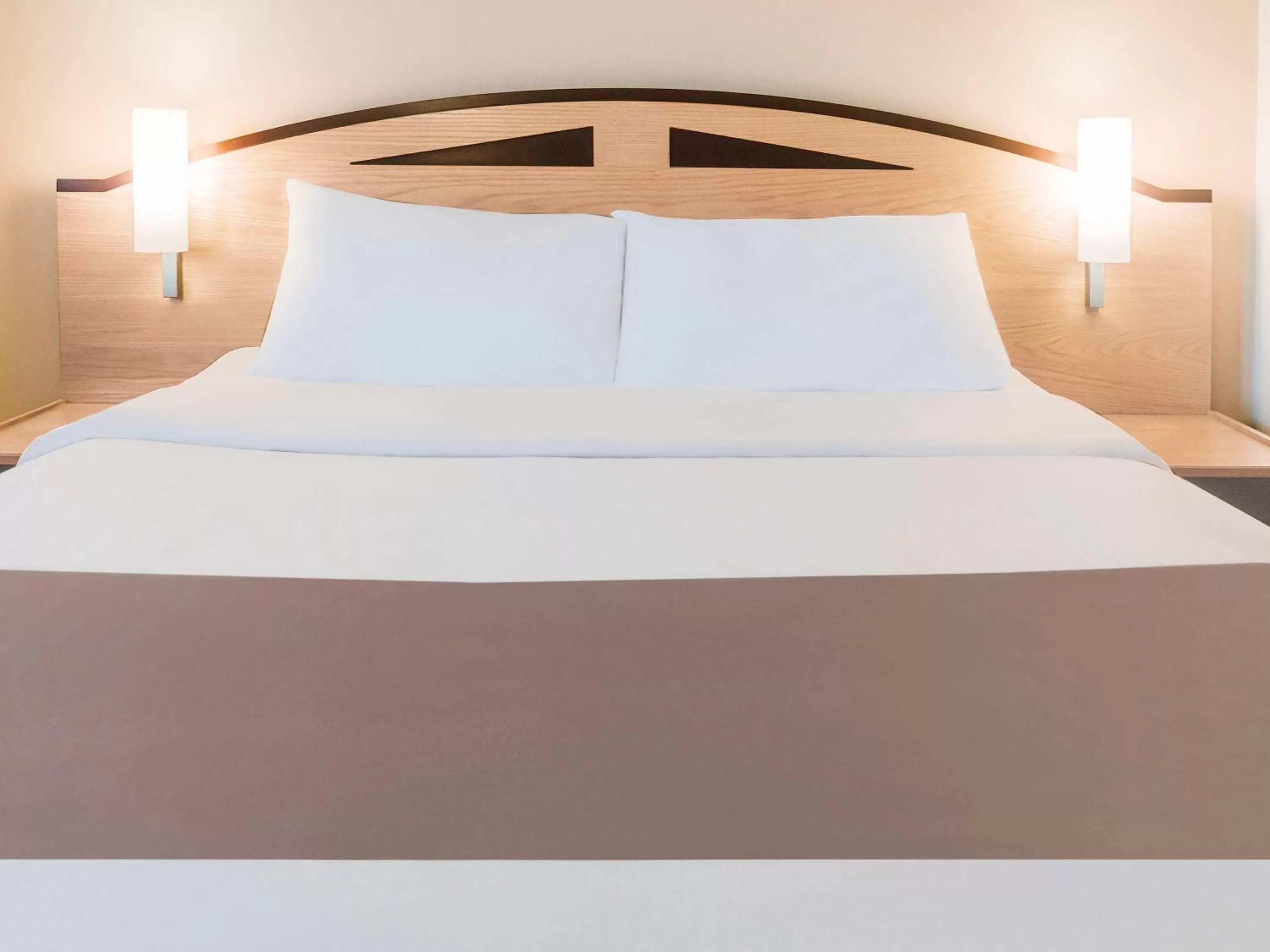 Family Room with double bed and sofa bed in ibis Chesterfield Centre – Market Town