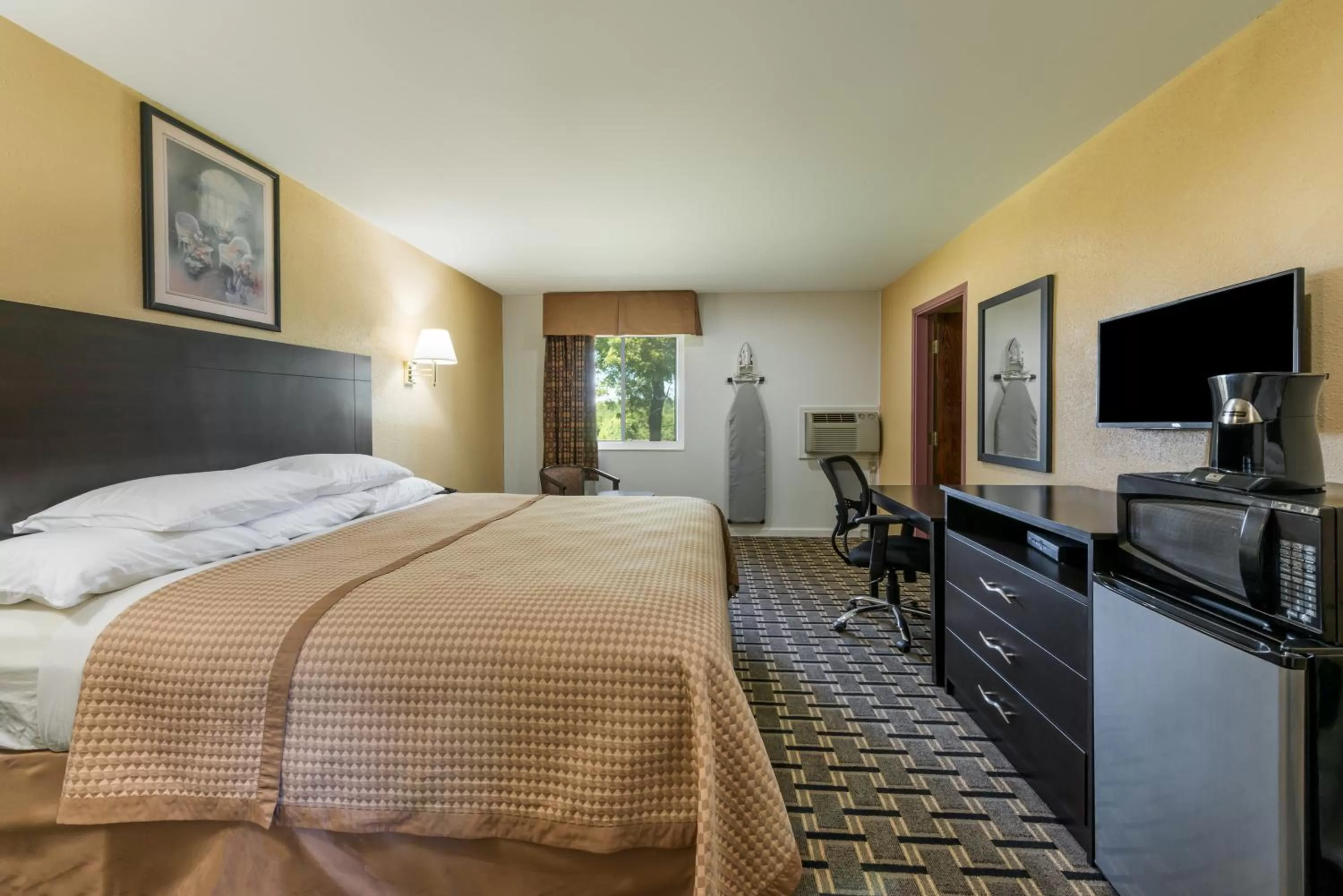 Standard King Room - Smoking in Super 8 by Wyndham Higginsville