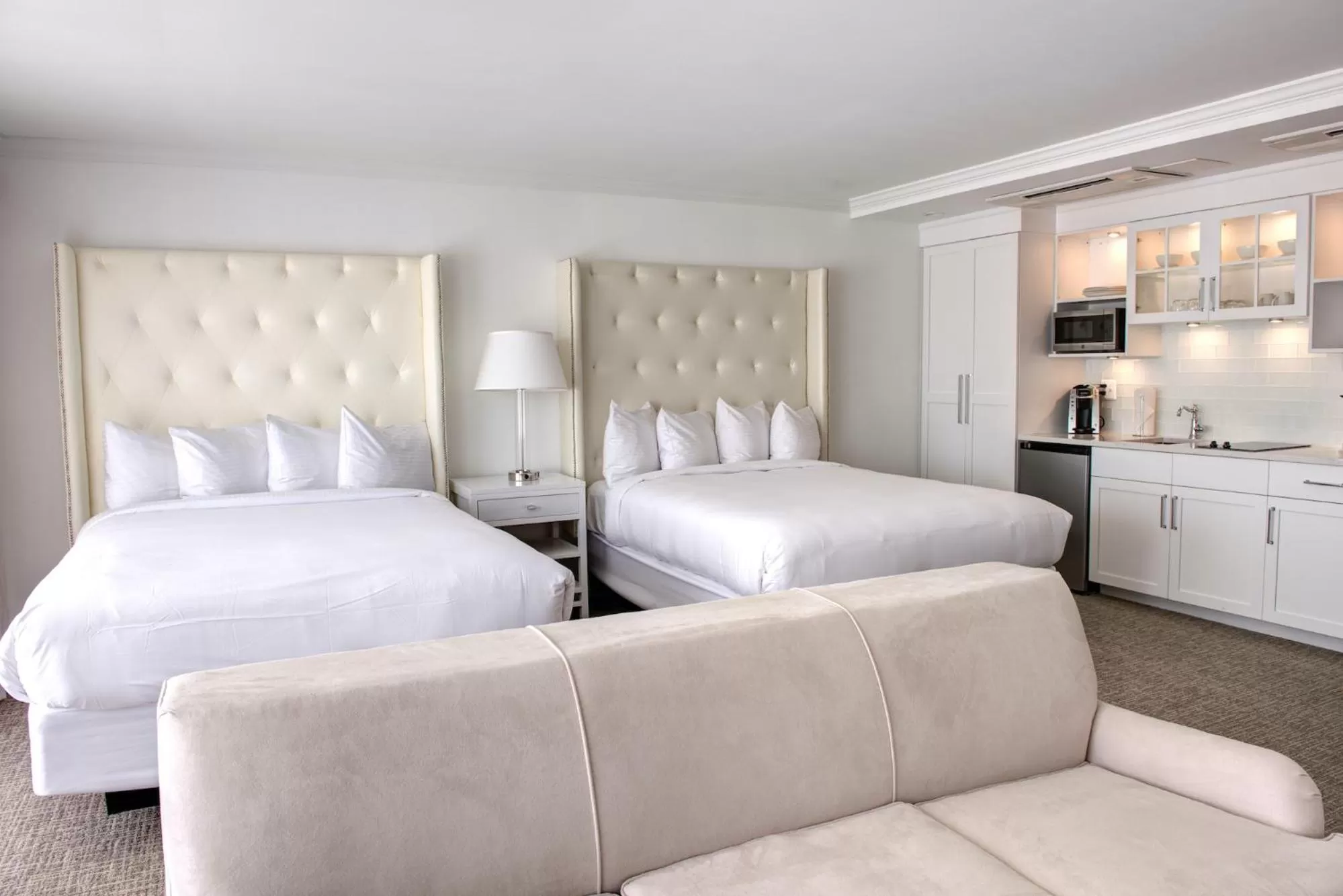 Premium Poolside Queen Studio+ in ICONA Avalon