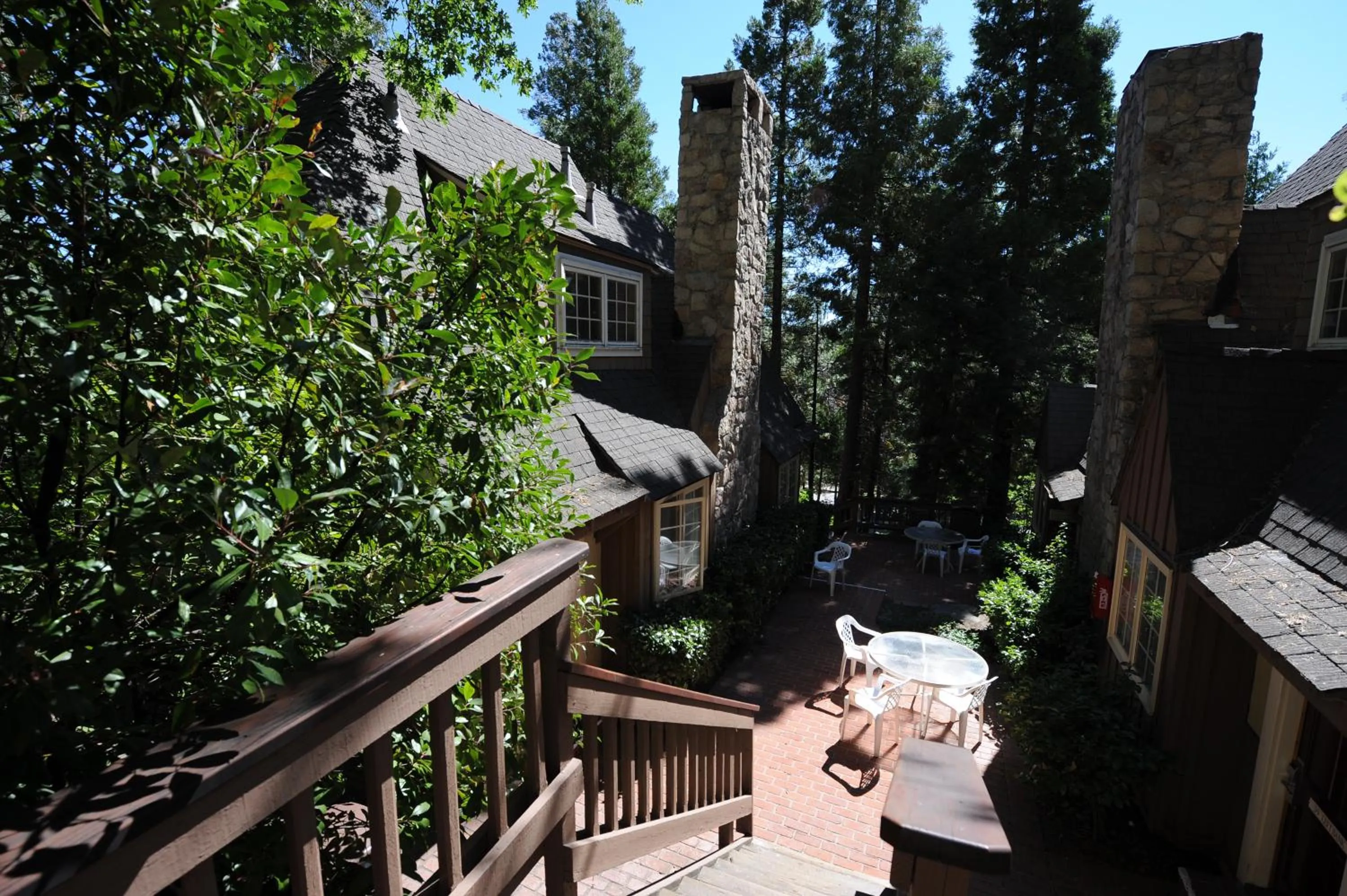 King Suite with Sofa Sleeper or 2 Twin Roll Aways in Saddleback Inn at Lake Arrowhead