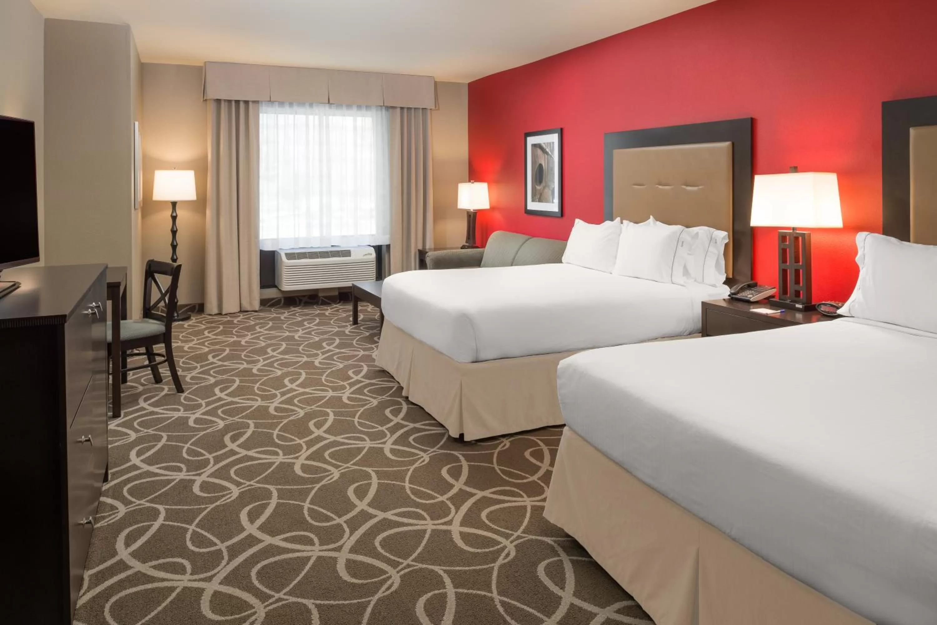 Standard Queen Room with Two Queen Beds and Transfer Shower - Mobility Access in Holiday Inn Express Klamath - Redwood Ntl Pk Area by IHG