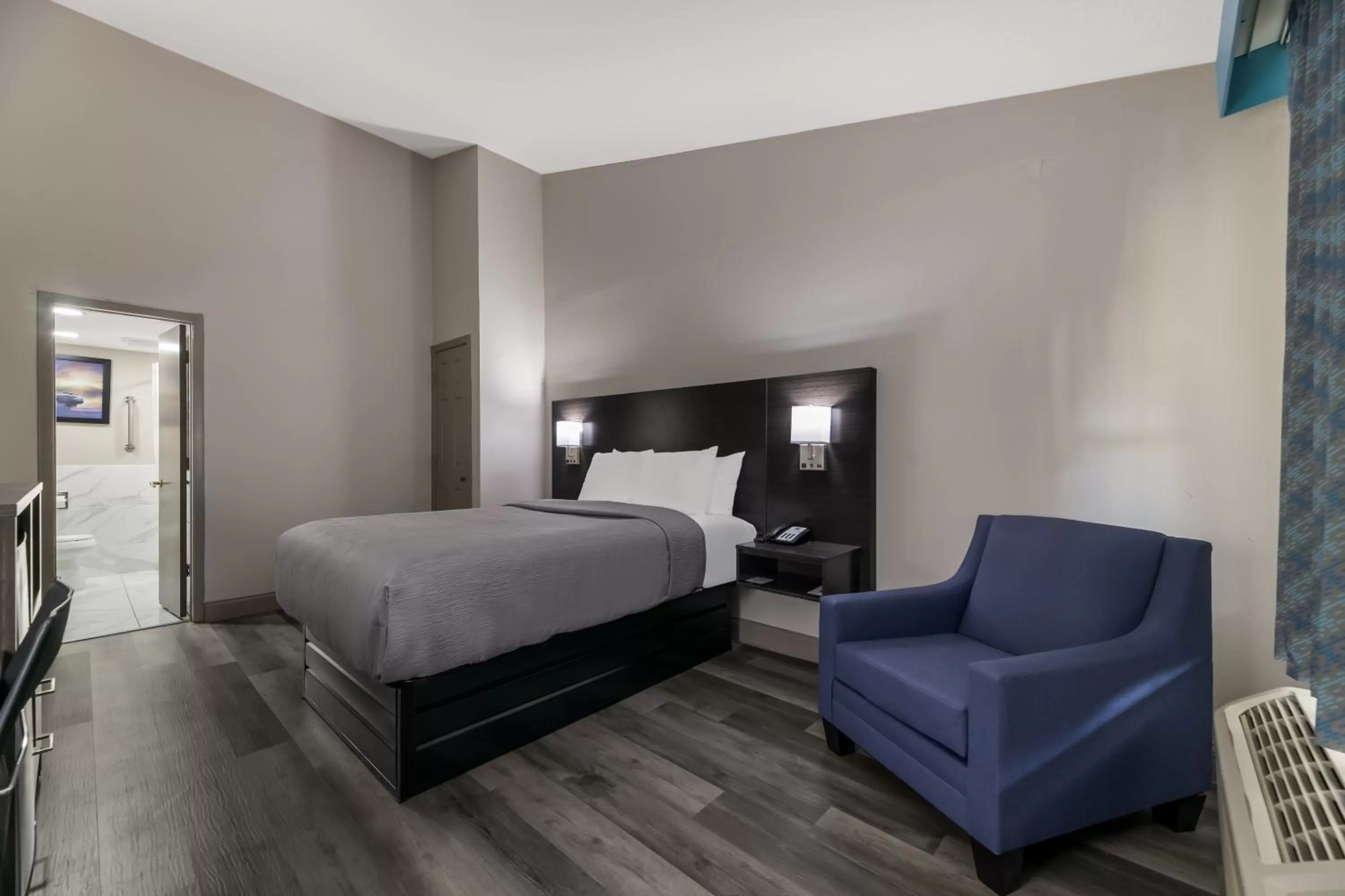 Queen Room - Smoking in Quality Inn & Suites Altamonte Springs Orlando-North