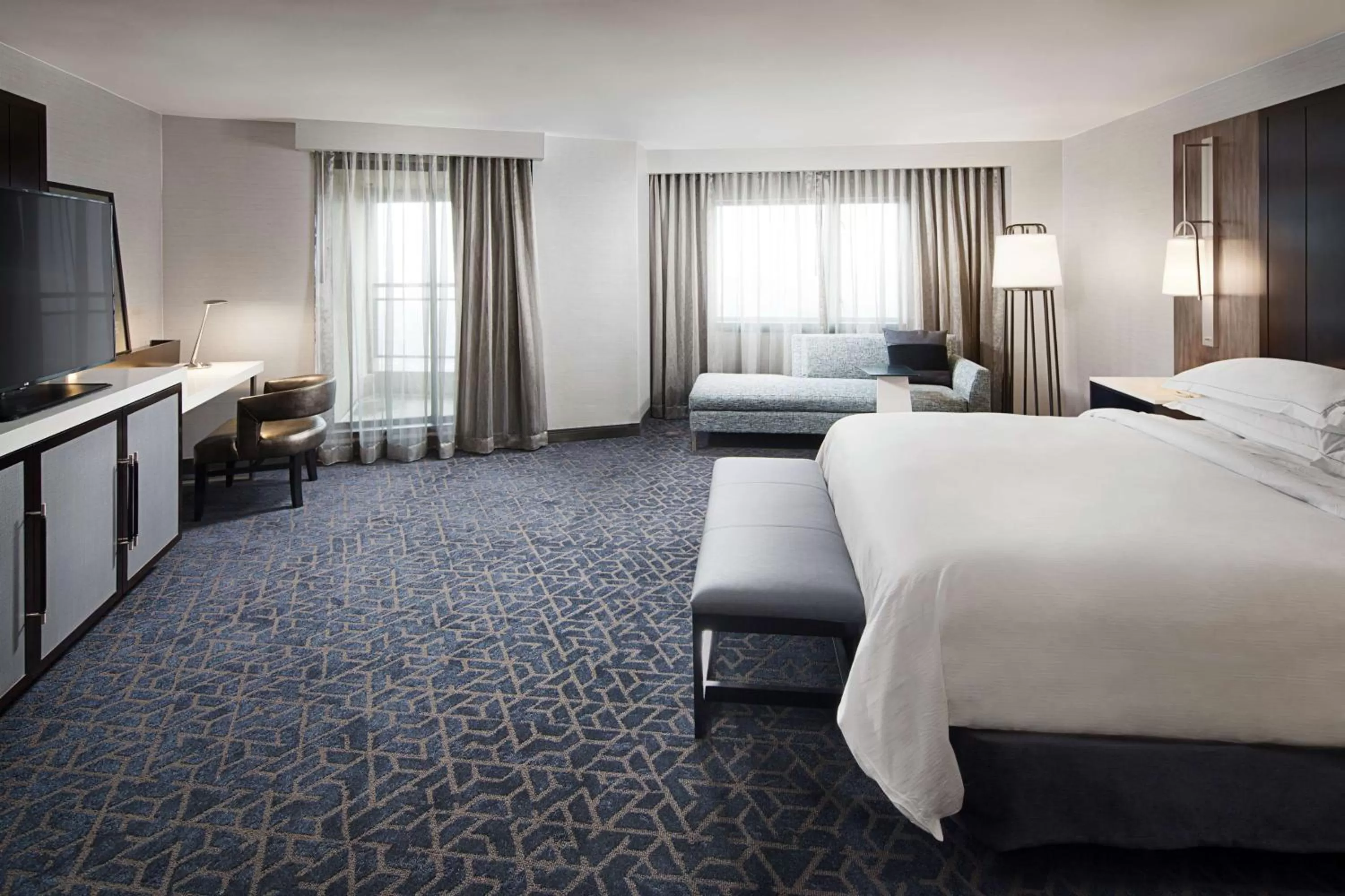 Superior King Corner Room in Hilton Boston Back Bay