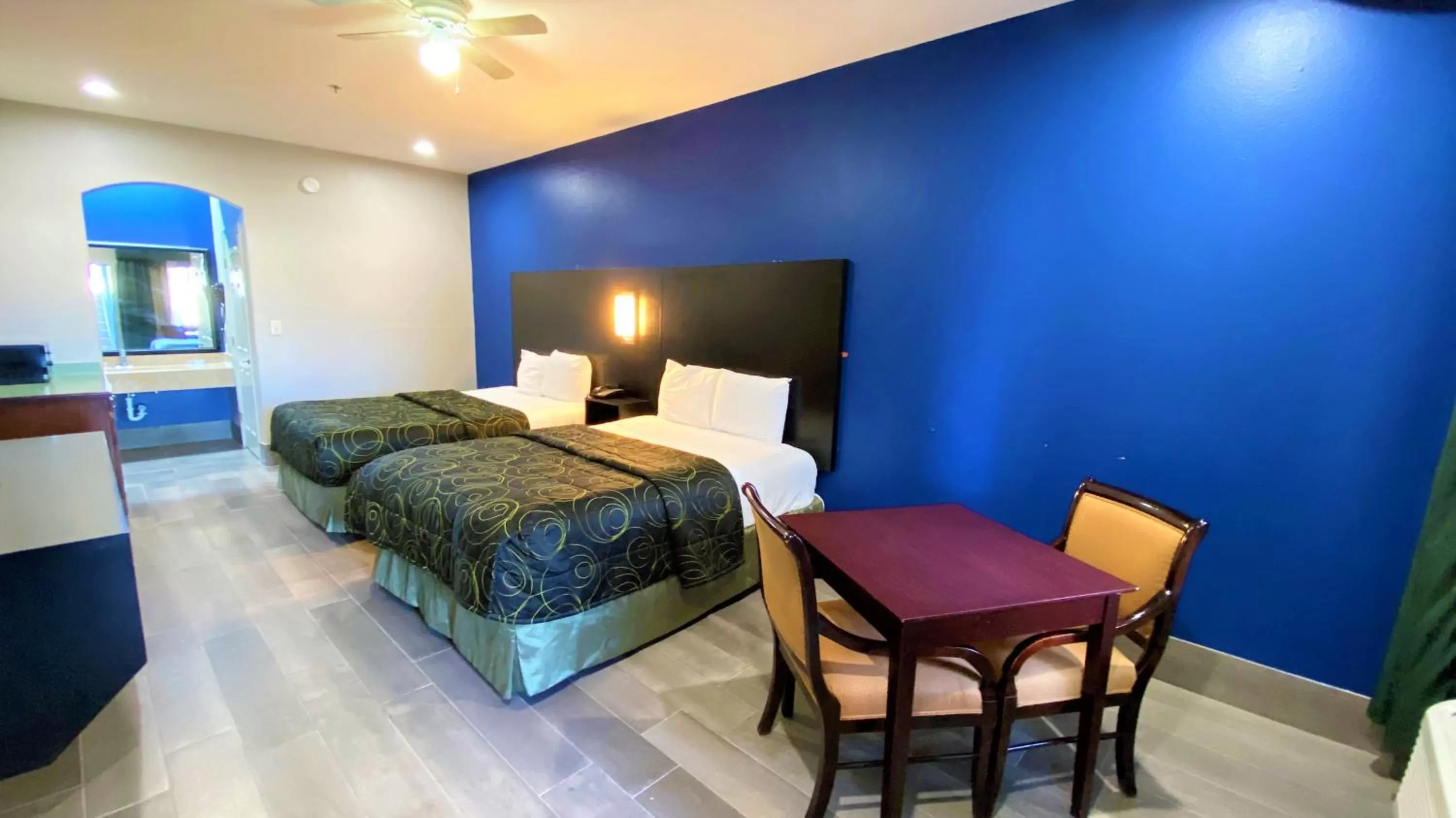 Queen Room with Two Queen Beds - Smoking in Texas Inn Alamo