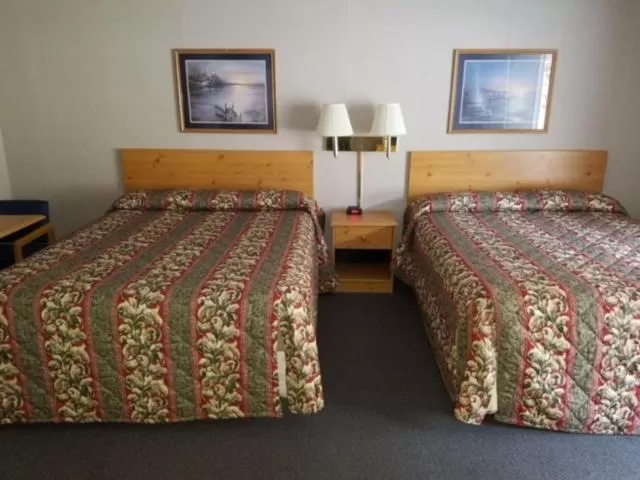 Queen Room with Two Queen Beds - Non-Smoking in Knights Inn Franklin