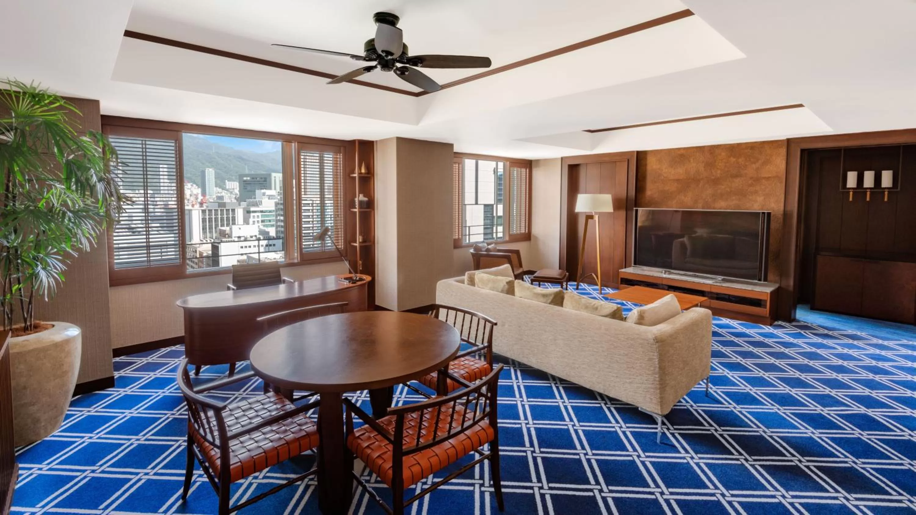 King Suite on Higher Floor with Complimentary Mini-bar in Oriental Hotel