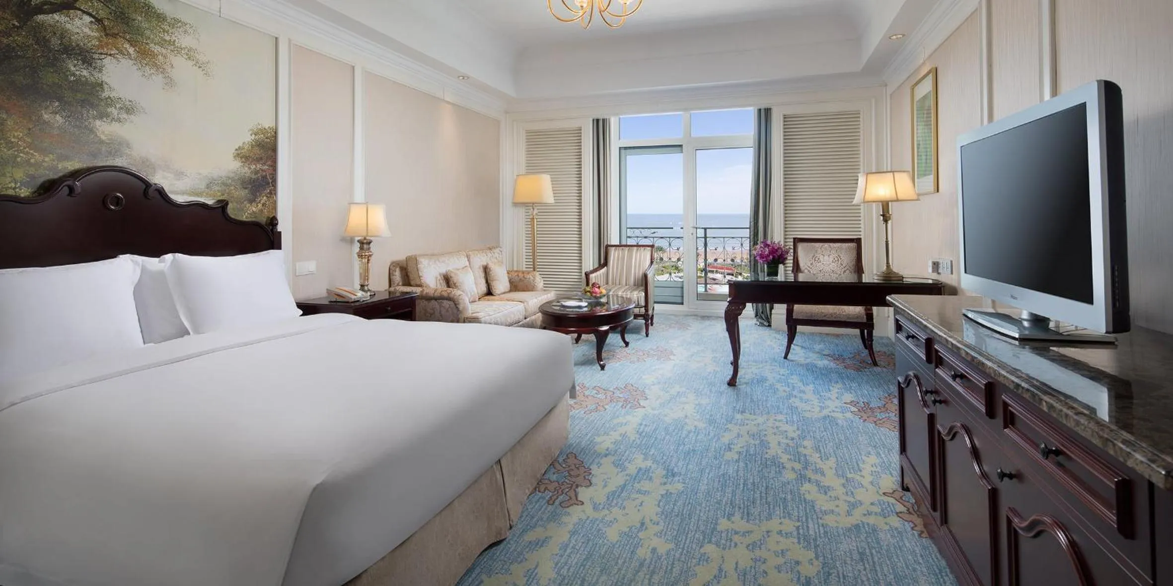 Standard King Room with Sea View - Lounge Access in Crowne Plaza Ocean Spring Resort by IHG