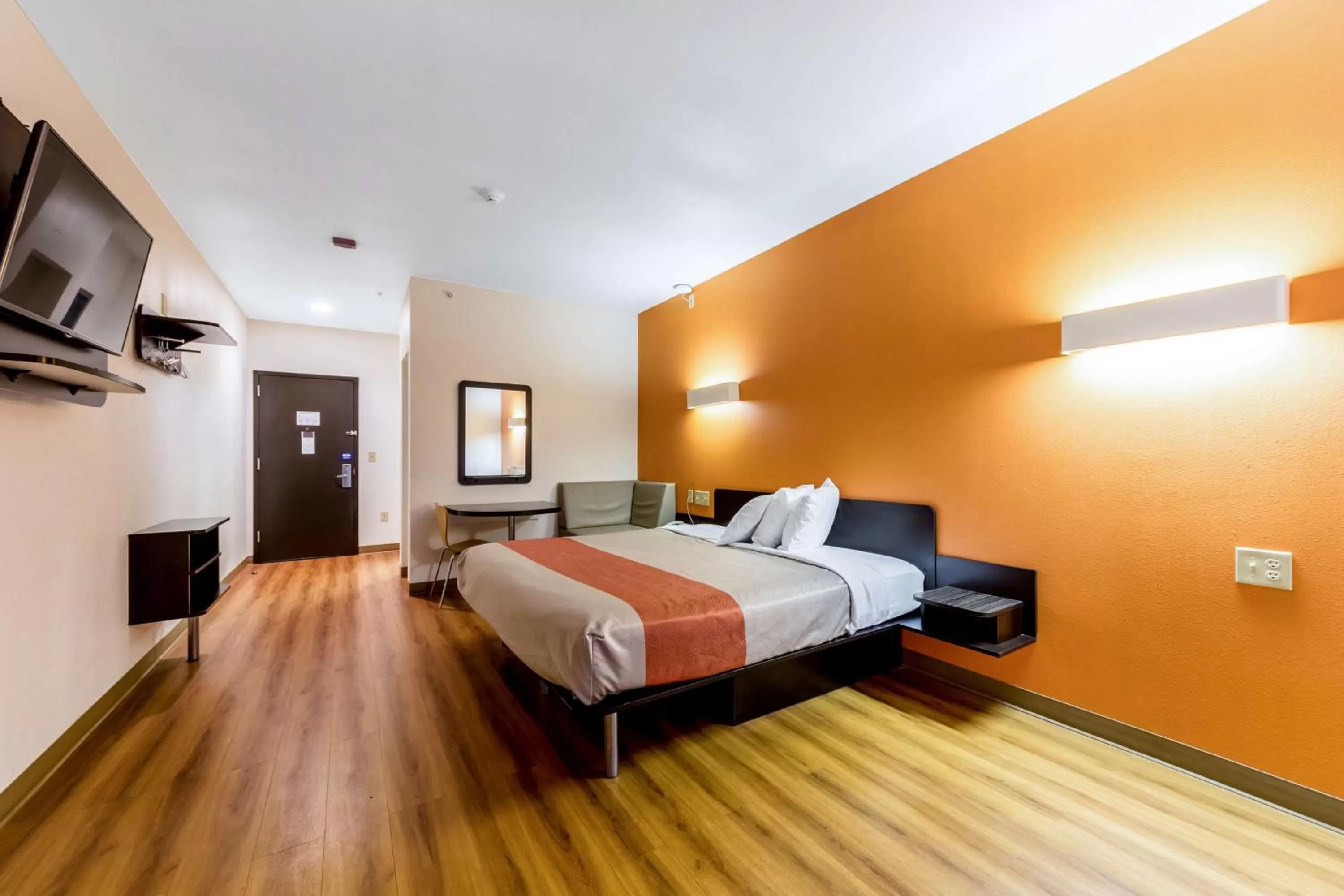 King Room - Non-Smoking in Motel 6-Jourdanton, TX