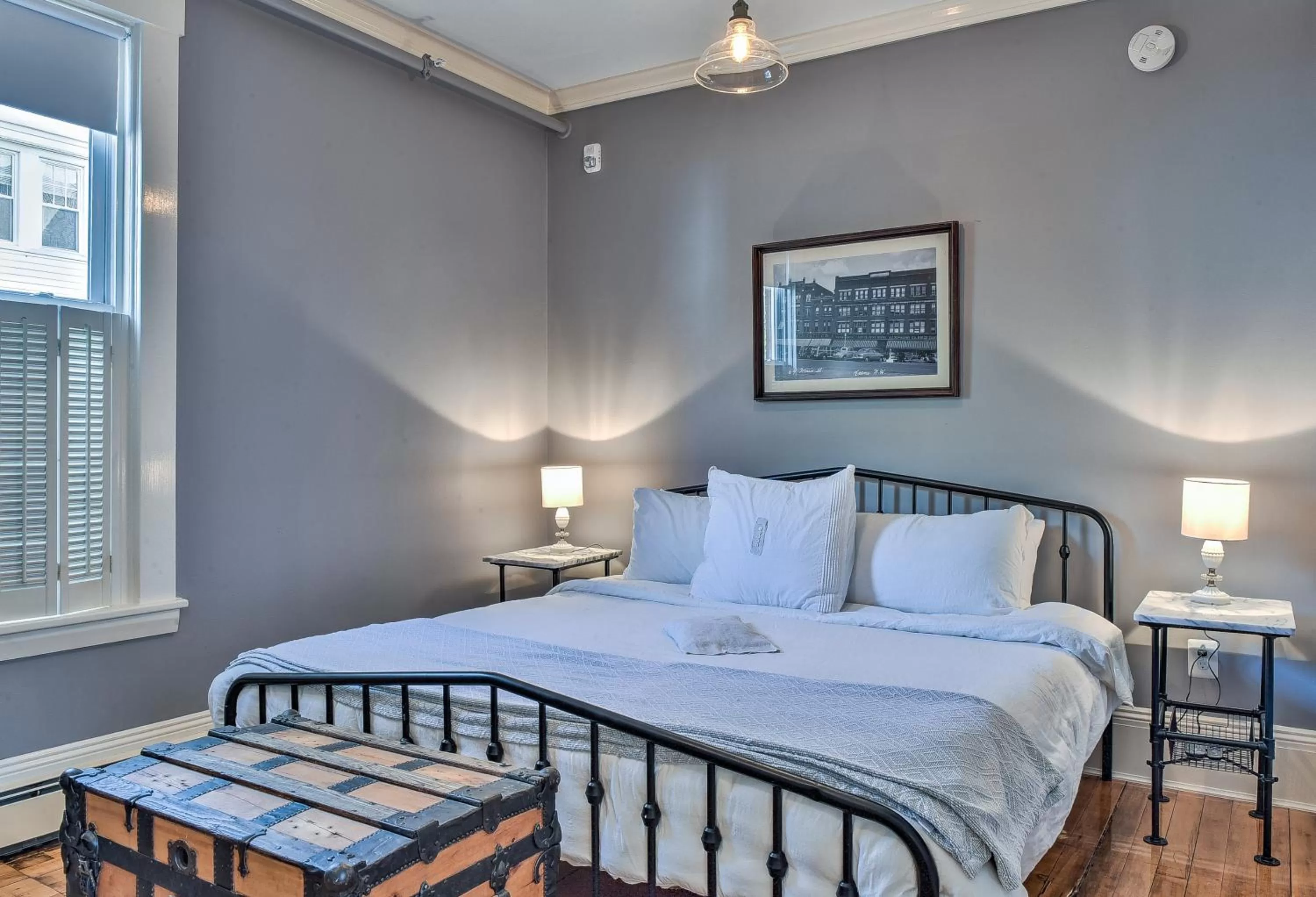 Deluxe King Room in The Burrell House