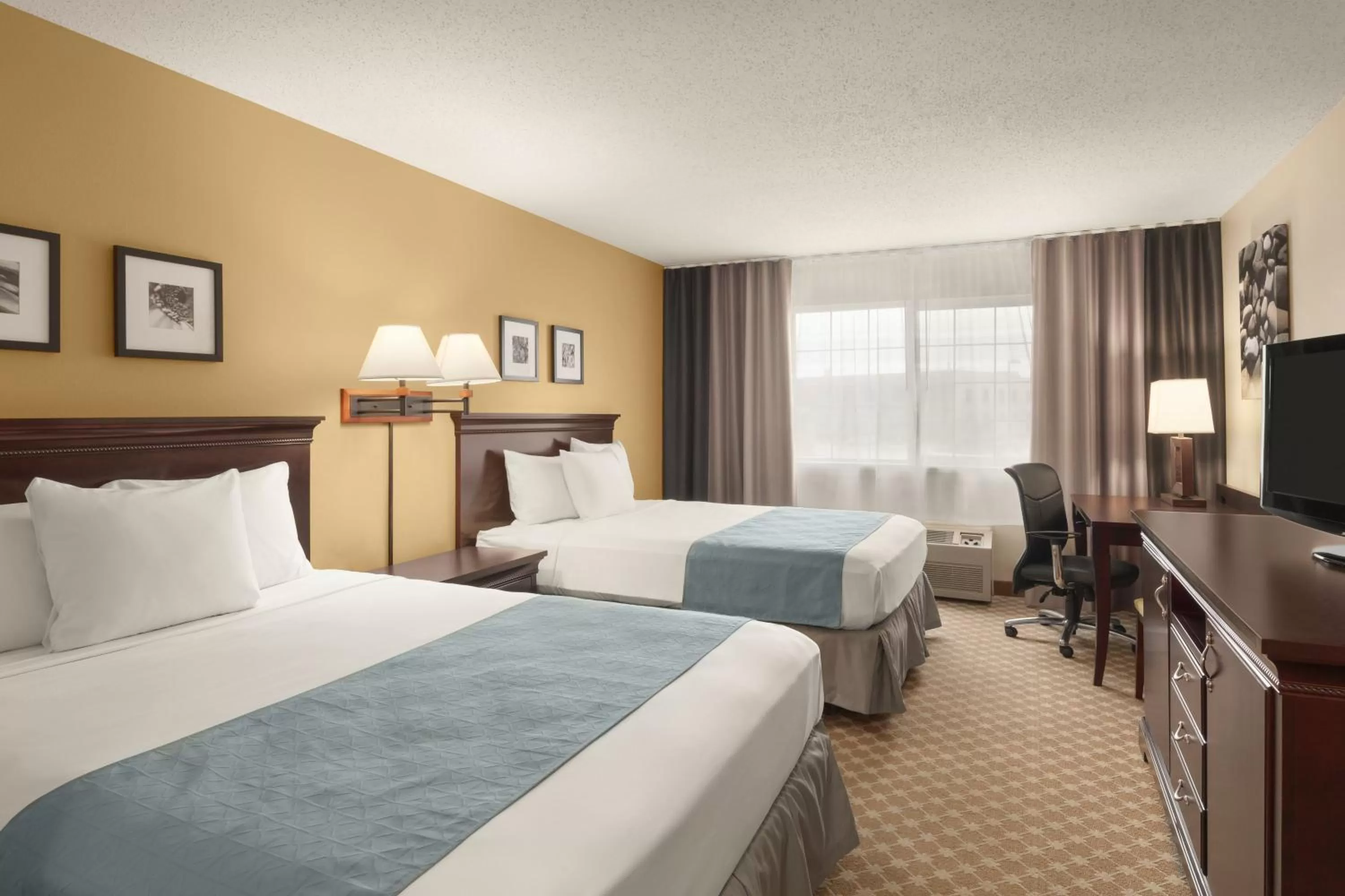 Queen Room with Two Queen Beds in Country Inn & Suites by Radisson, Sioux Falls, SD