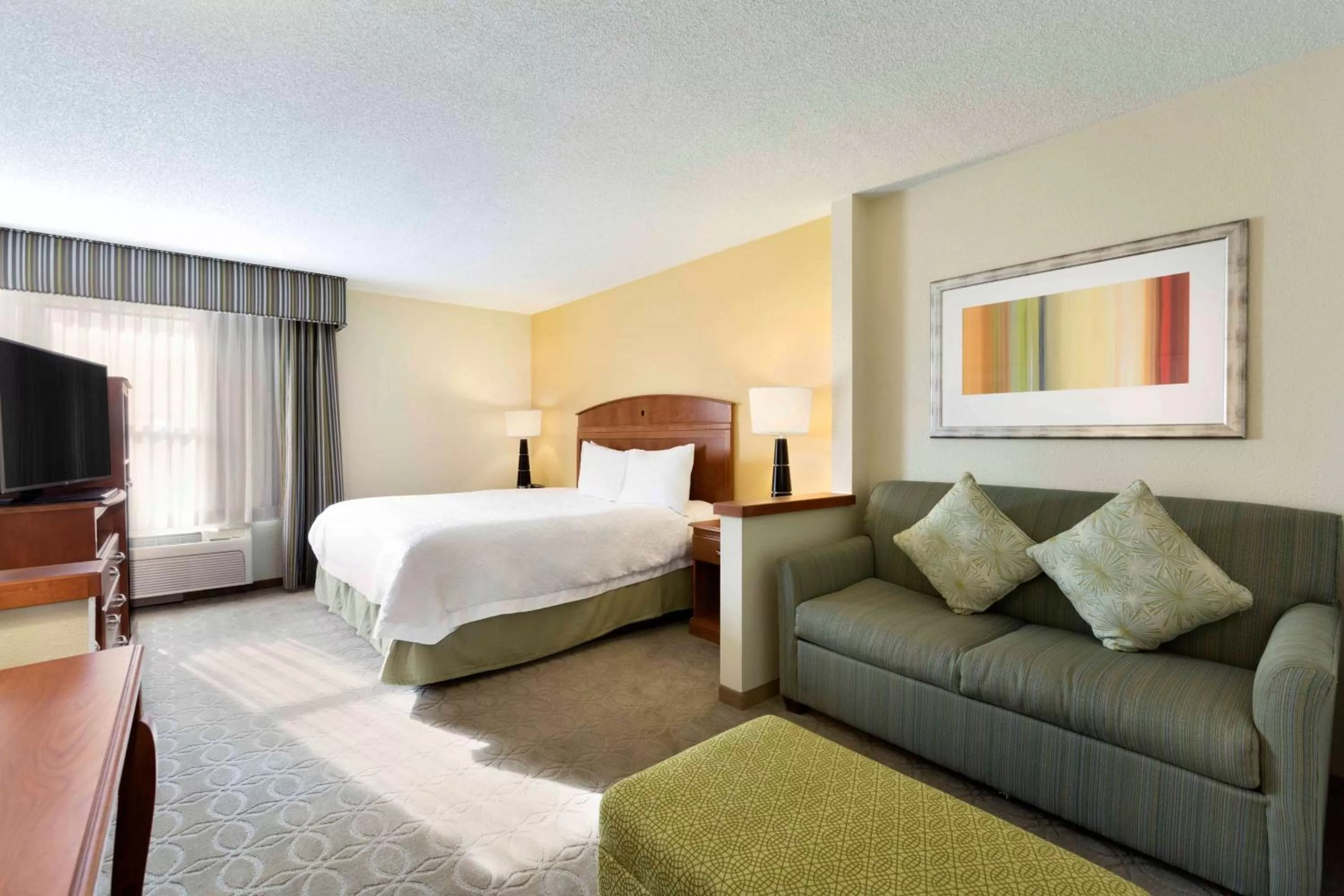King Room with Sofa Bed and Study - Non-Smoking in Hampton Inn Youngstown/Boardman