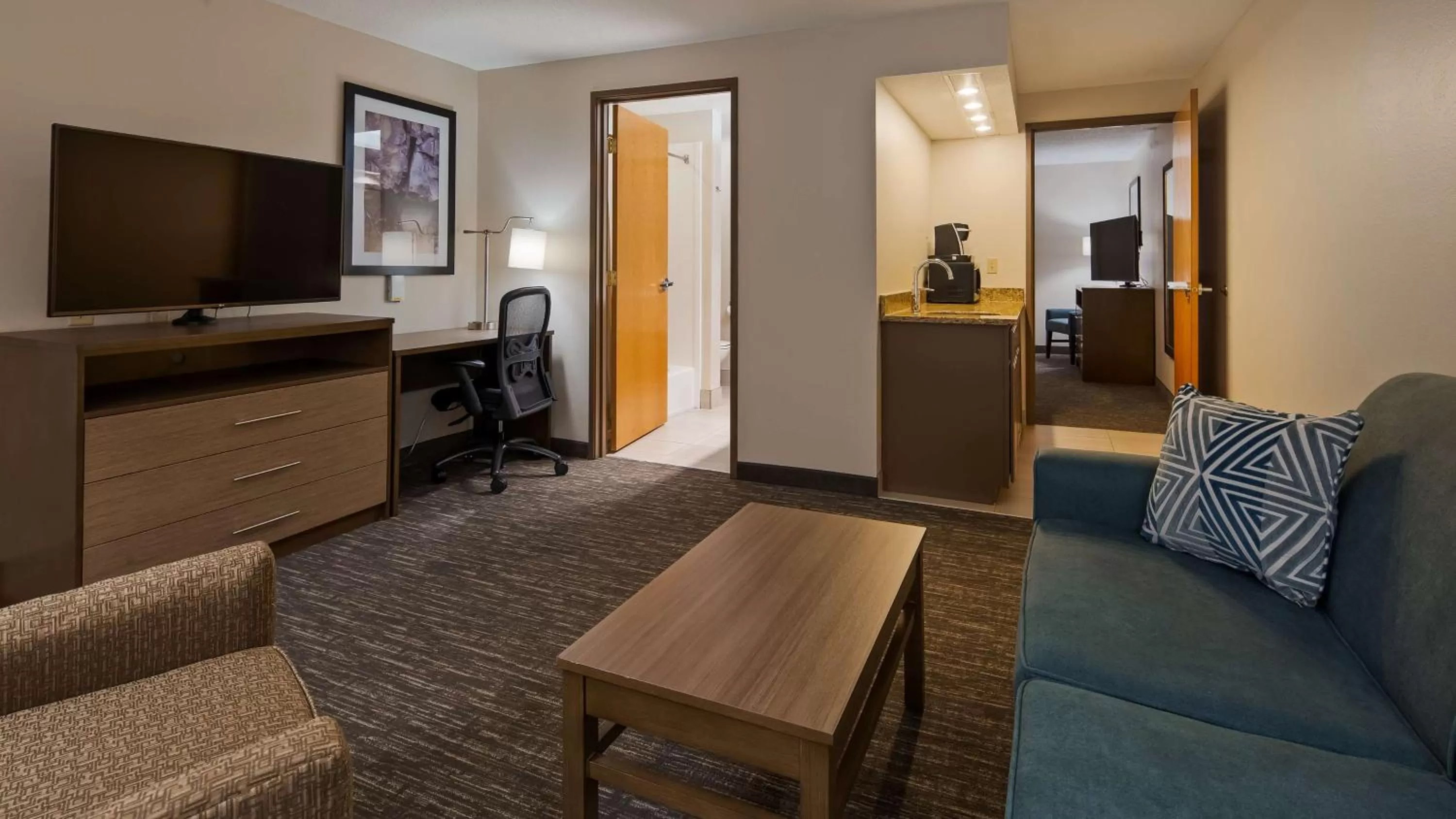King Suite with Sofa Bed and Kitchenette - Wet Bar in Best Western Plus Hudson I-94