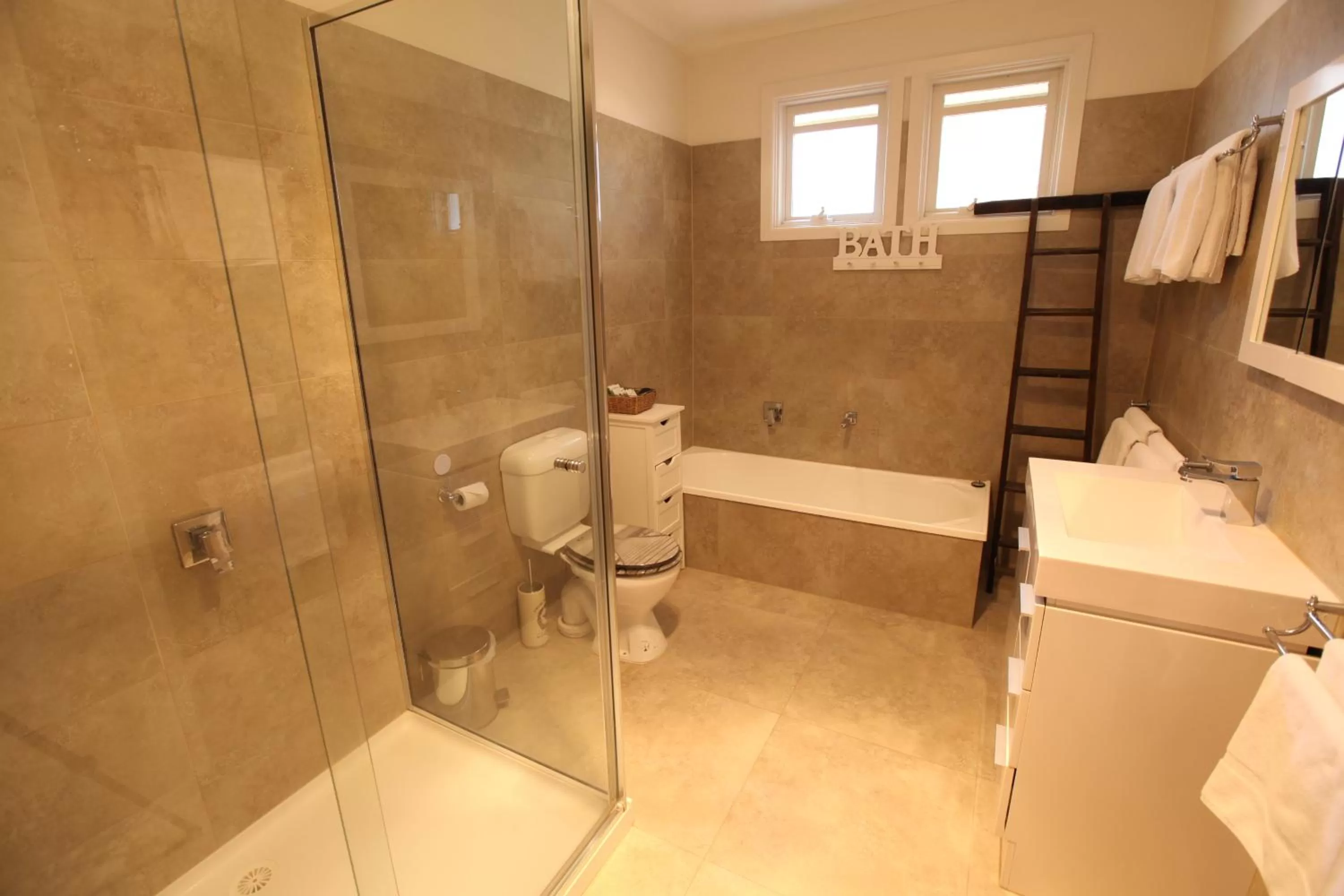 Three-Bedroom Apartment in Mornington Motel