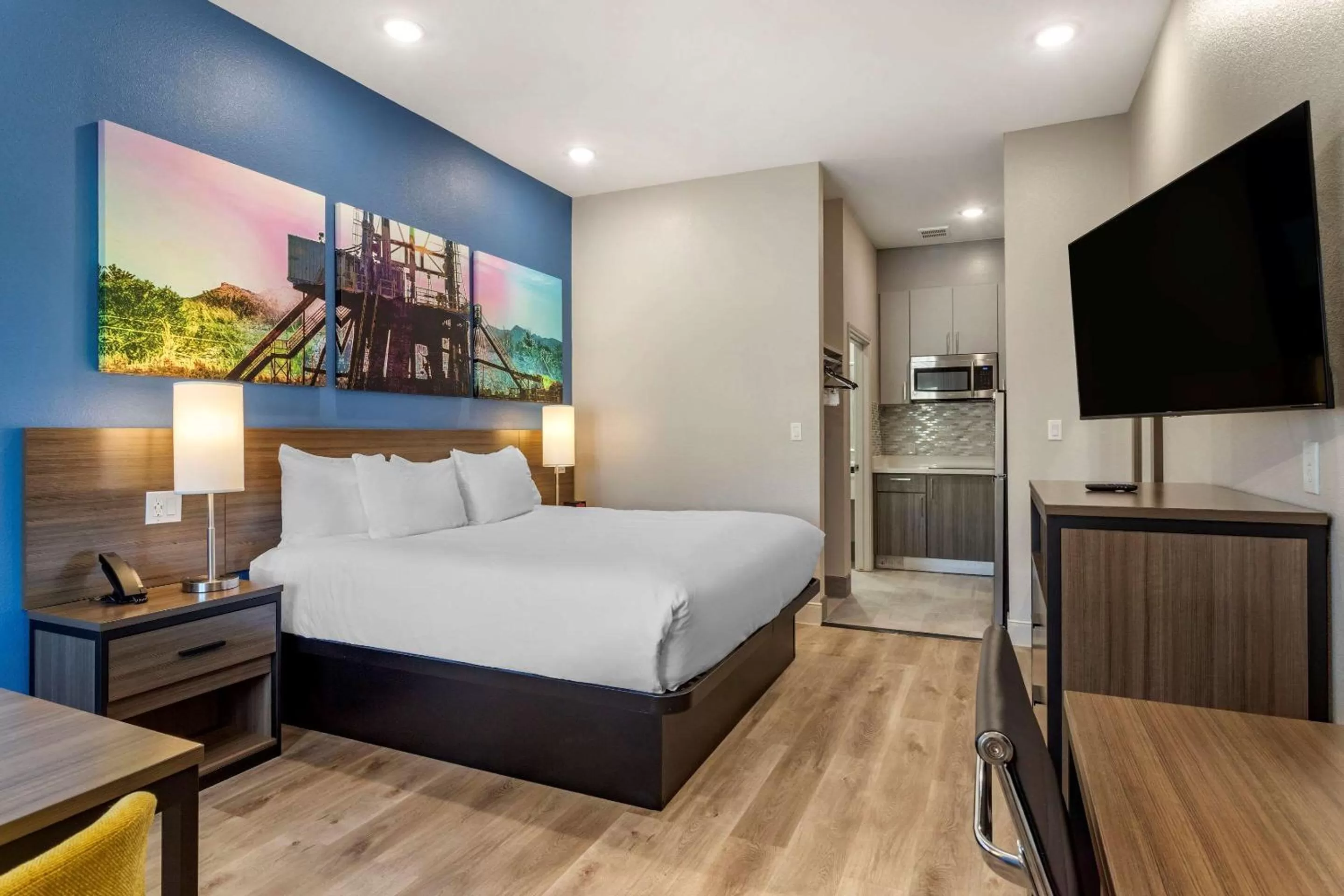 Efficiency King Room - Accessible/Non Smoking in Clarion Pointe Port Arthur-Beaumont South