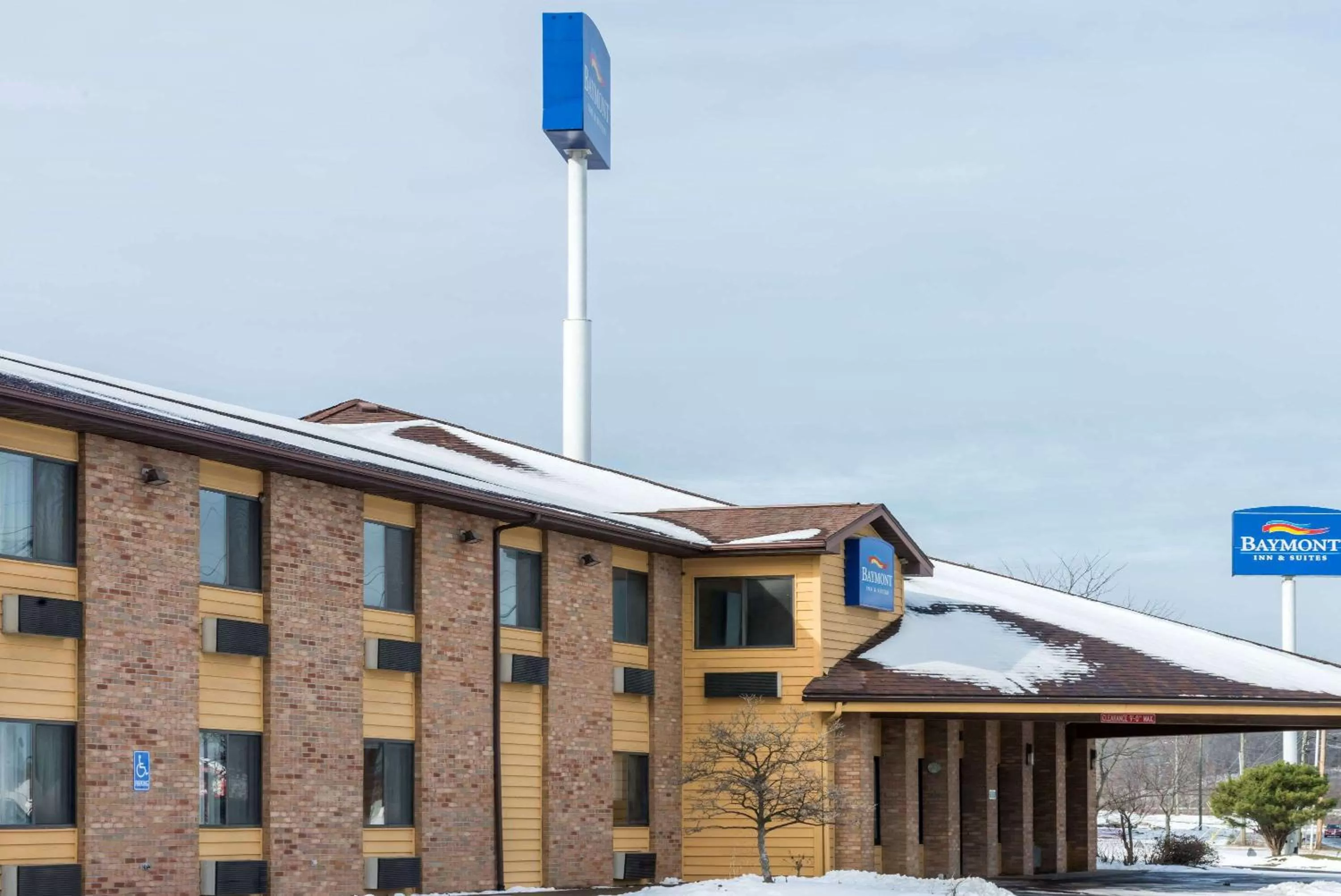 Property building in Baymont by Wyndham Cambridge