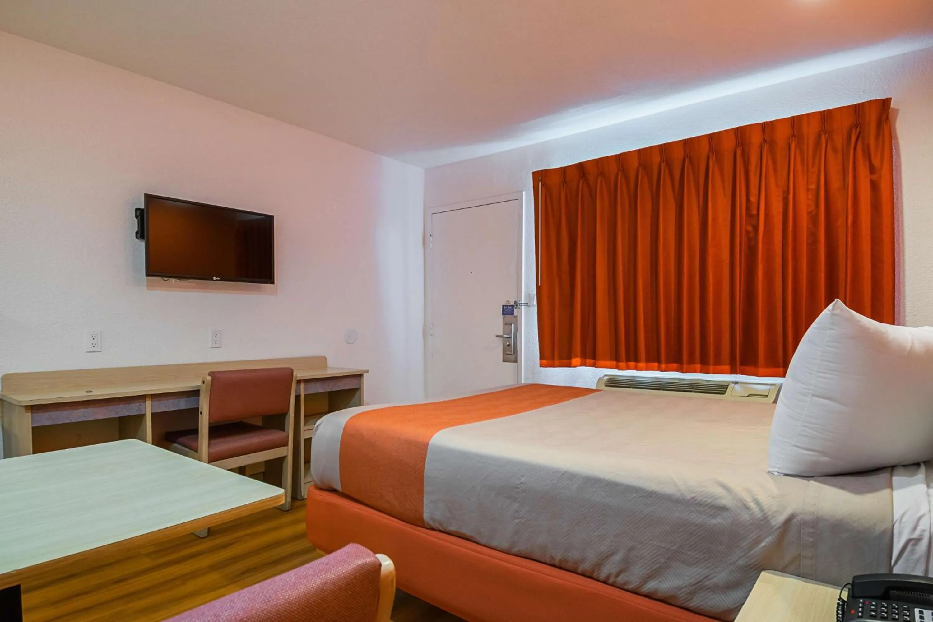 Queen Room - Non-Smoking in Motel 6 Lost Hills / Buttonwillow Racetrack