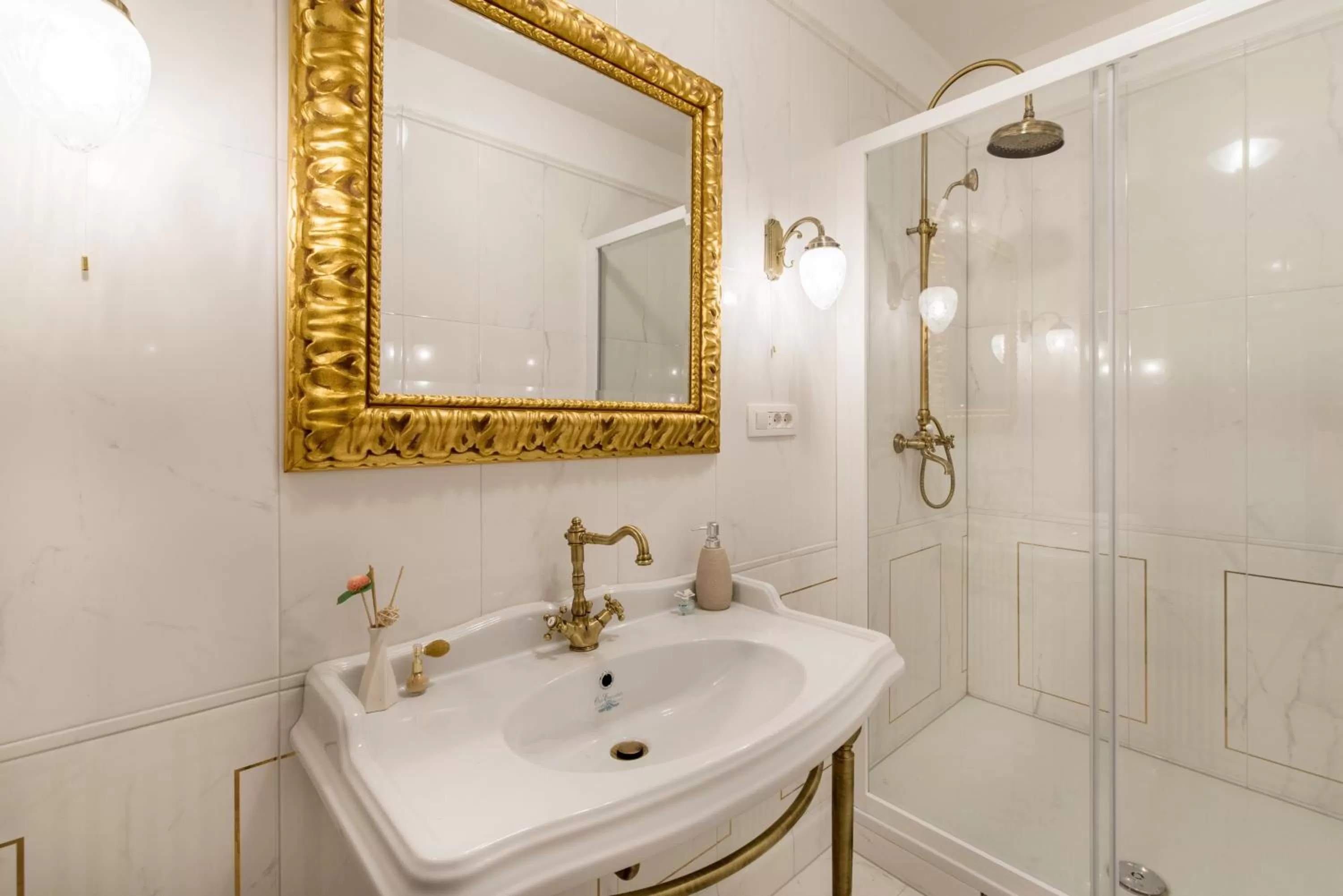 Deluxe King Room with City View in Central Square Heritage Hotel