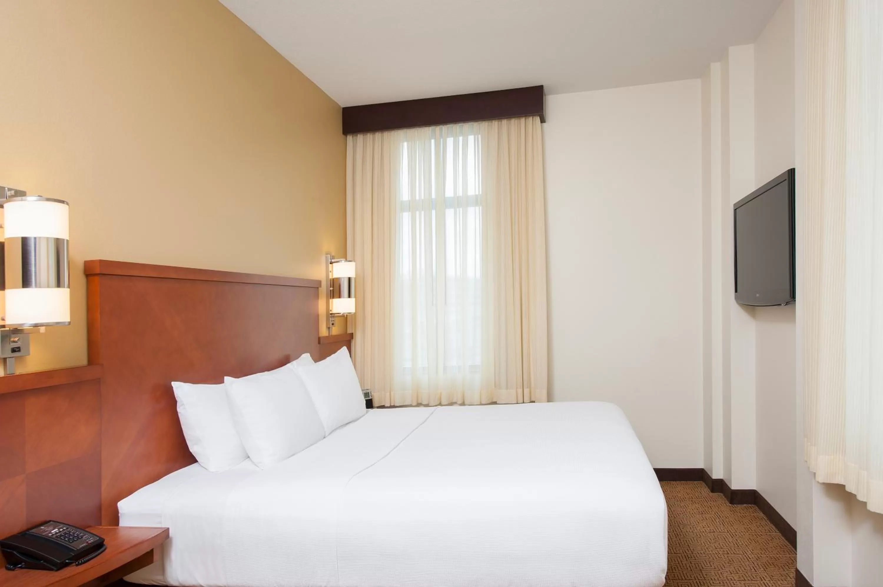 One-Bedroom King Suite with Sofa Bed and Roll-In Shower - Disability Access in Hyatt Place Des Moines Downtown