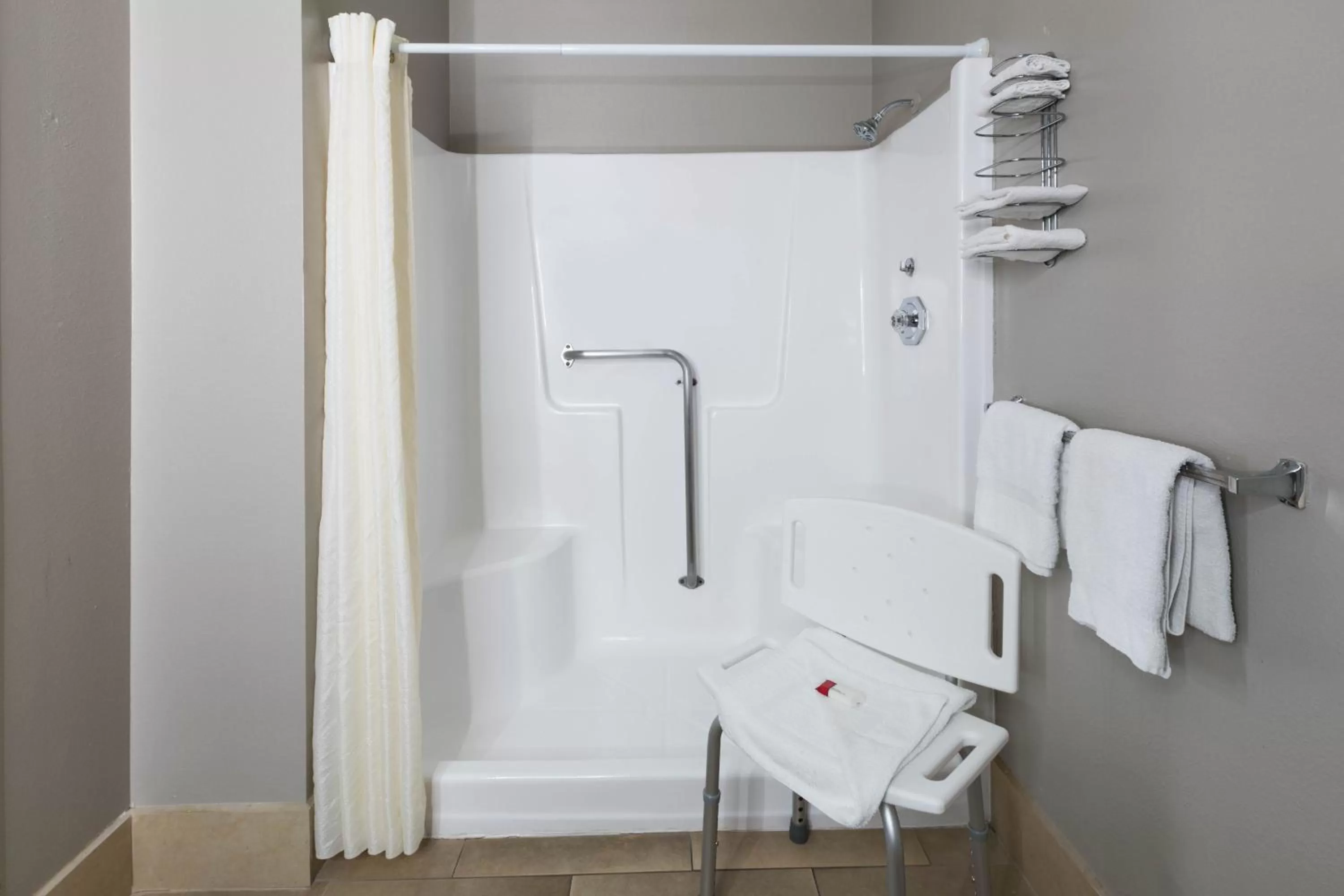 1 King Bed, Mobile Accessible Room, Bathtub w/ Grab Bars, Non-Smoking in Howard Johnson by Wyndham Near Schlitterbahn