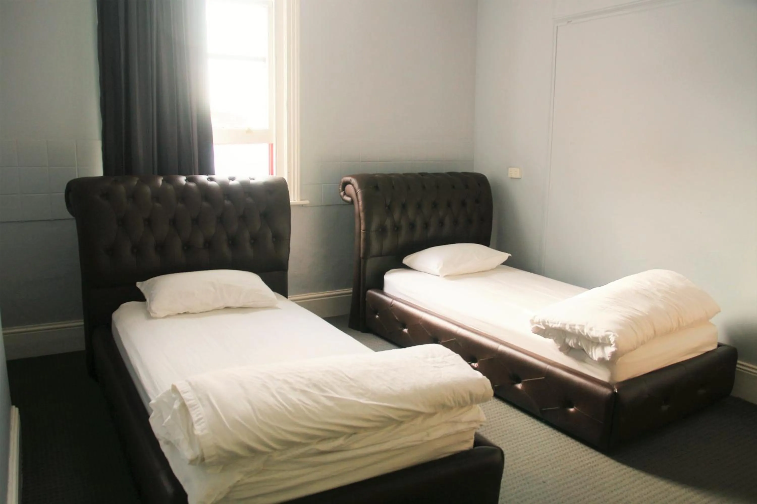 Standard Twin Room in Backpackers Imperial Hotel