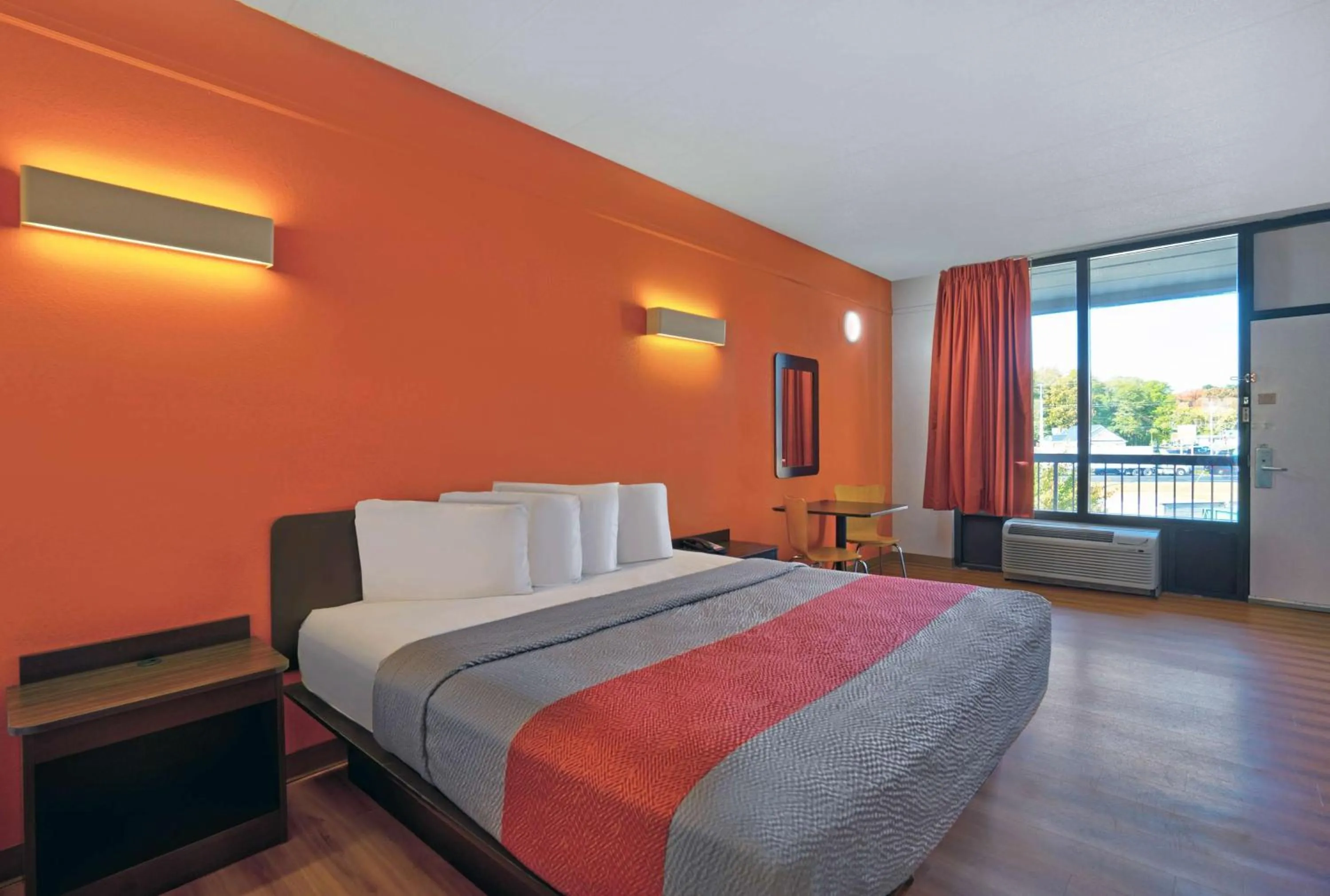 King Room with Spa Bath - single occupancy - Smoking in Motel 6-Seaford, DE