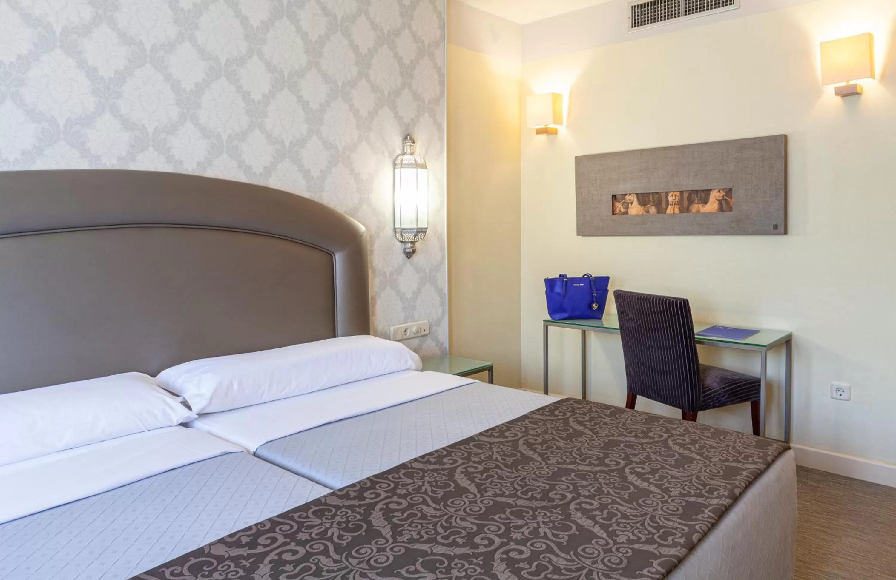Double Room with Extra Bed (2 Adults + 1 Child) in Hotel Macià Alfaros