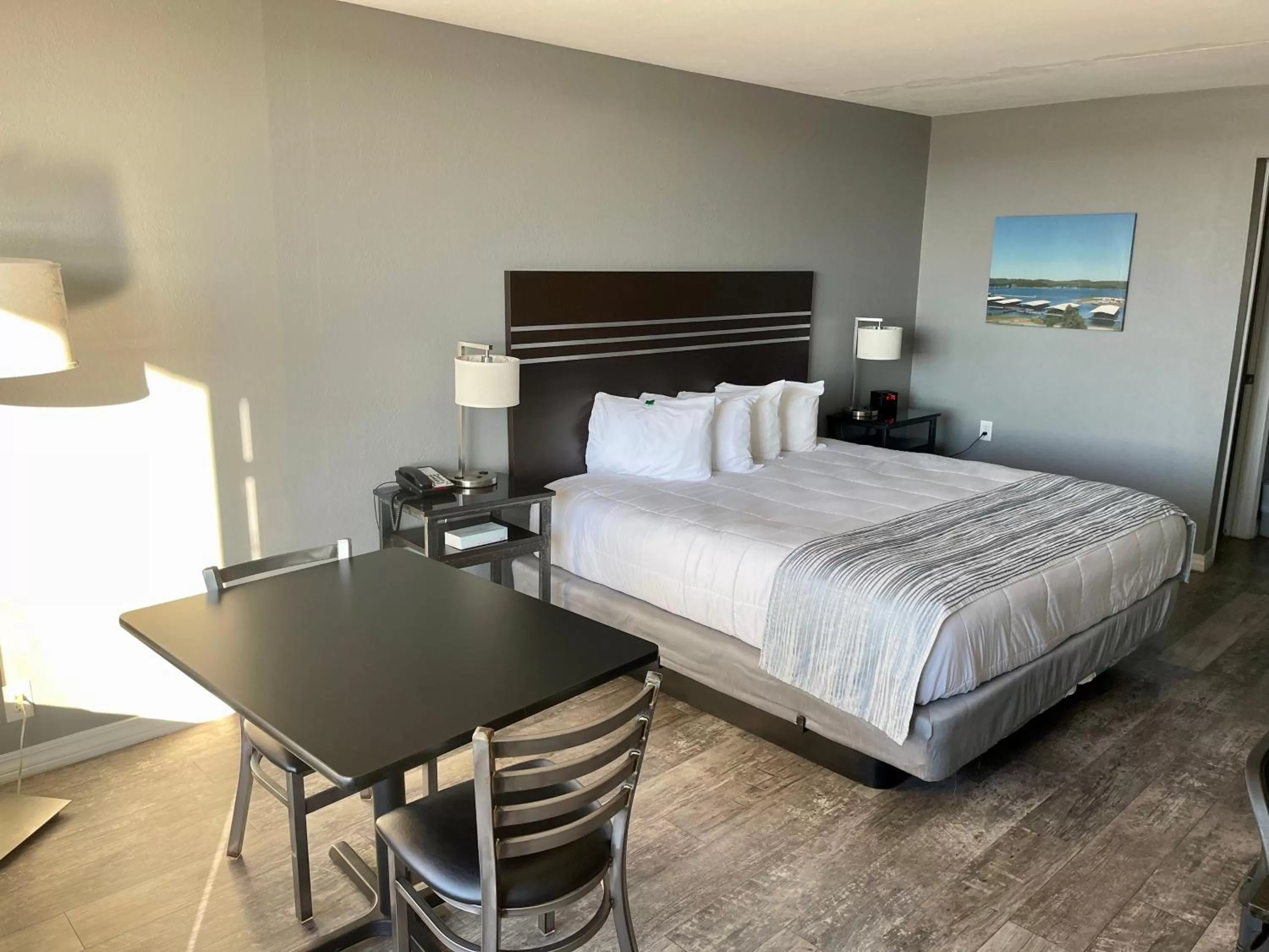 King Room with Lake View in Lake Norfork Resort