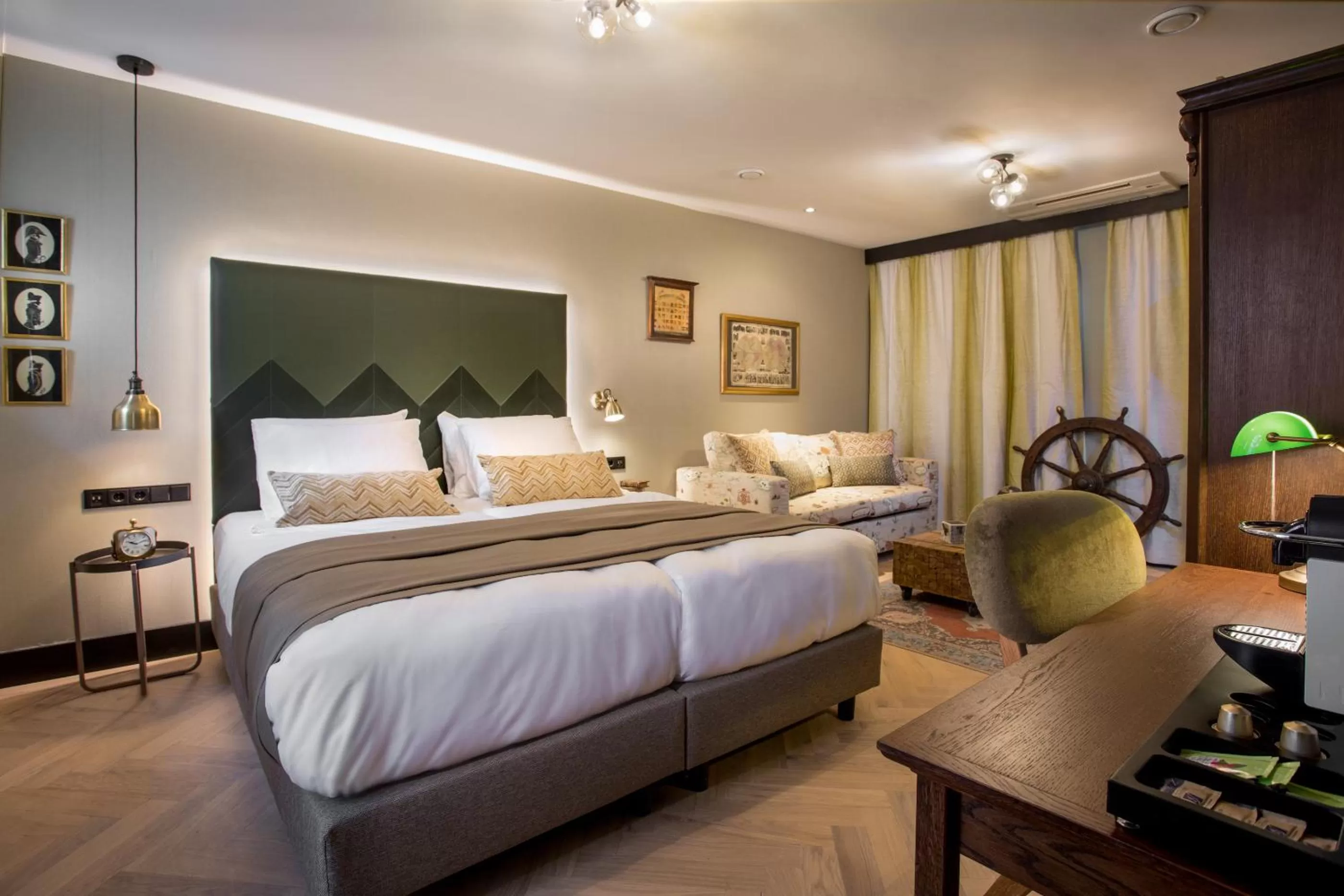 Deluxe Twin Room in The Hendrick's Hotel