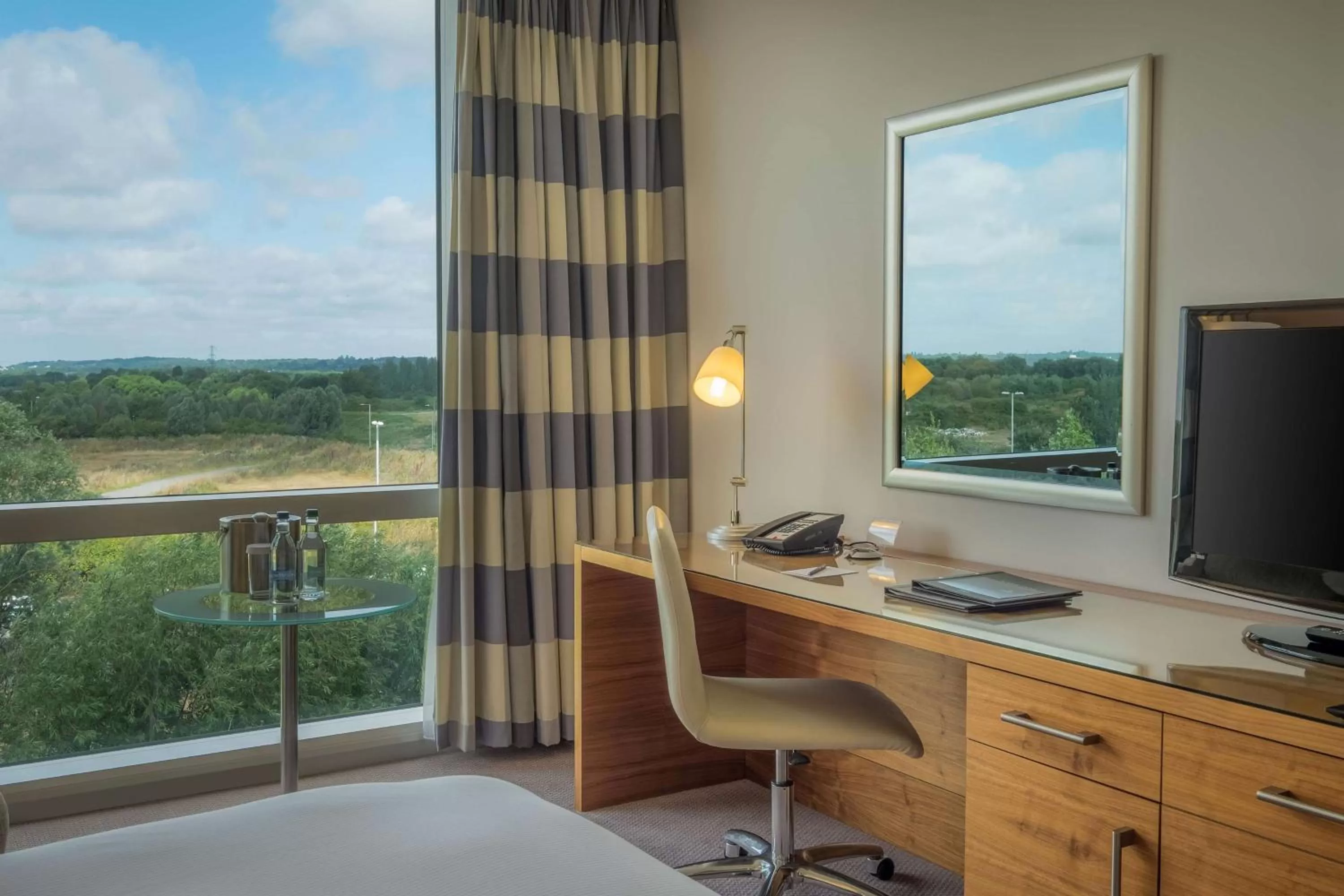 Deluxe Queen Room in Hilton Reading