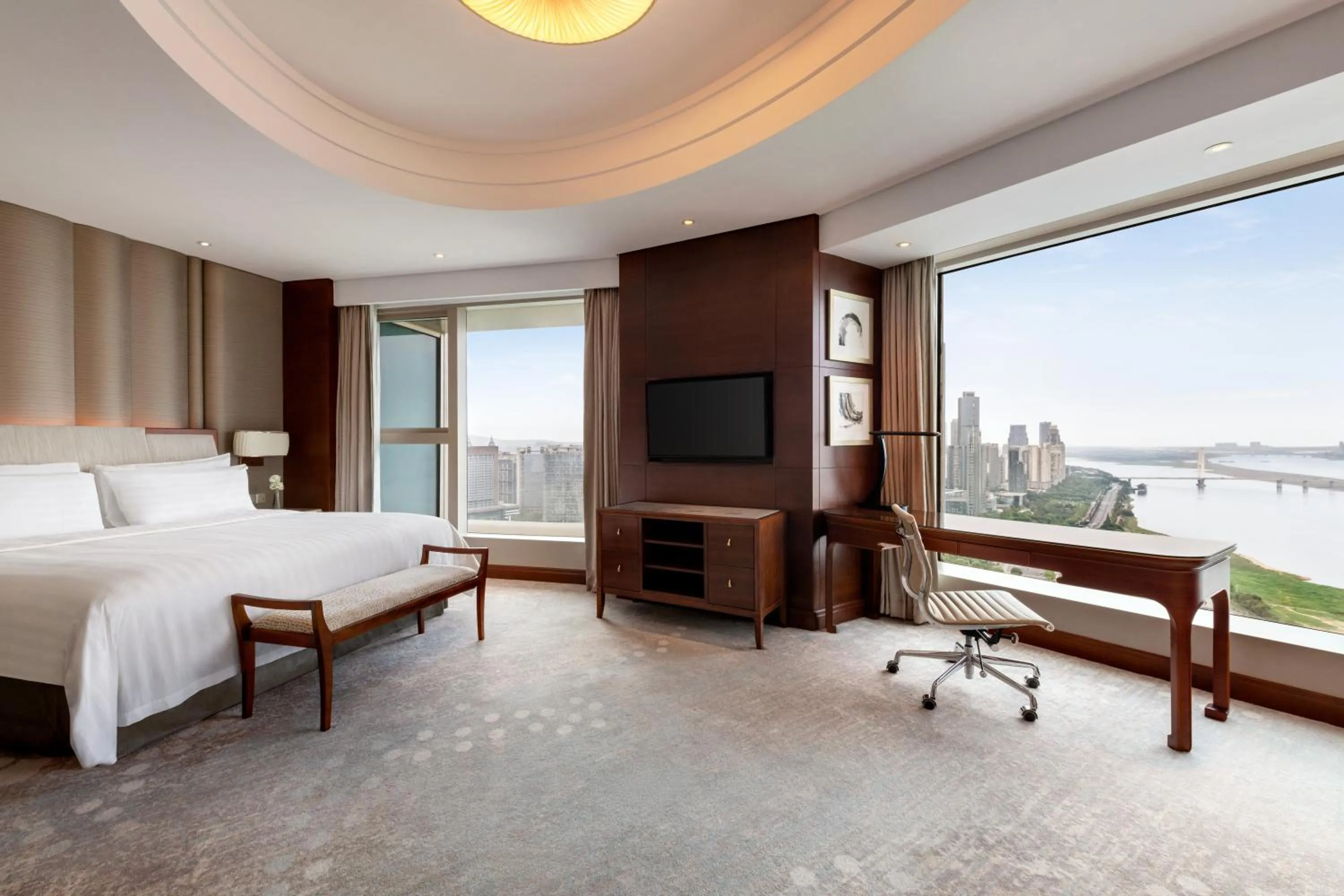 Horizon Premier River View King Room in Shangri-La Nanchang