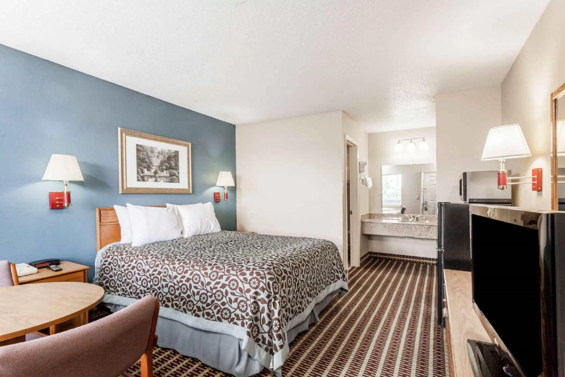 Queen Room - Non-Smoking in Days Inn by Wyndham Nashville N Opryland/Grand Ole Opry