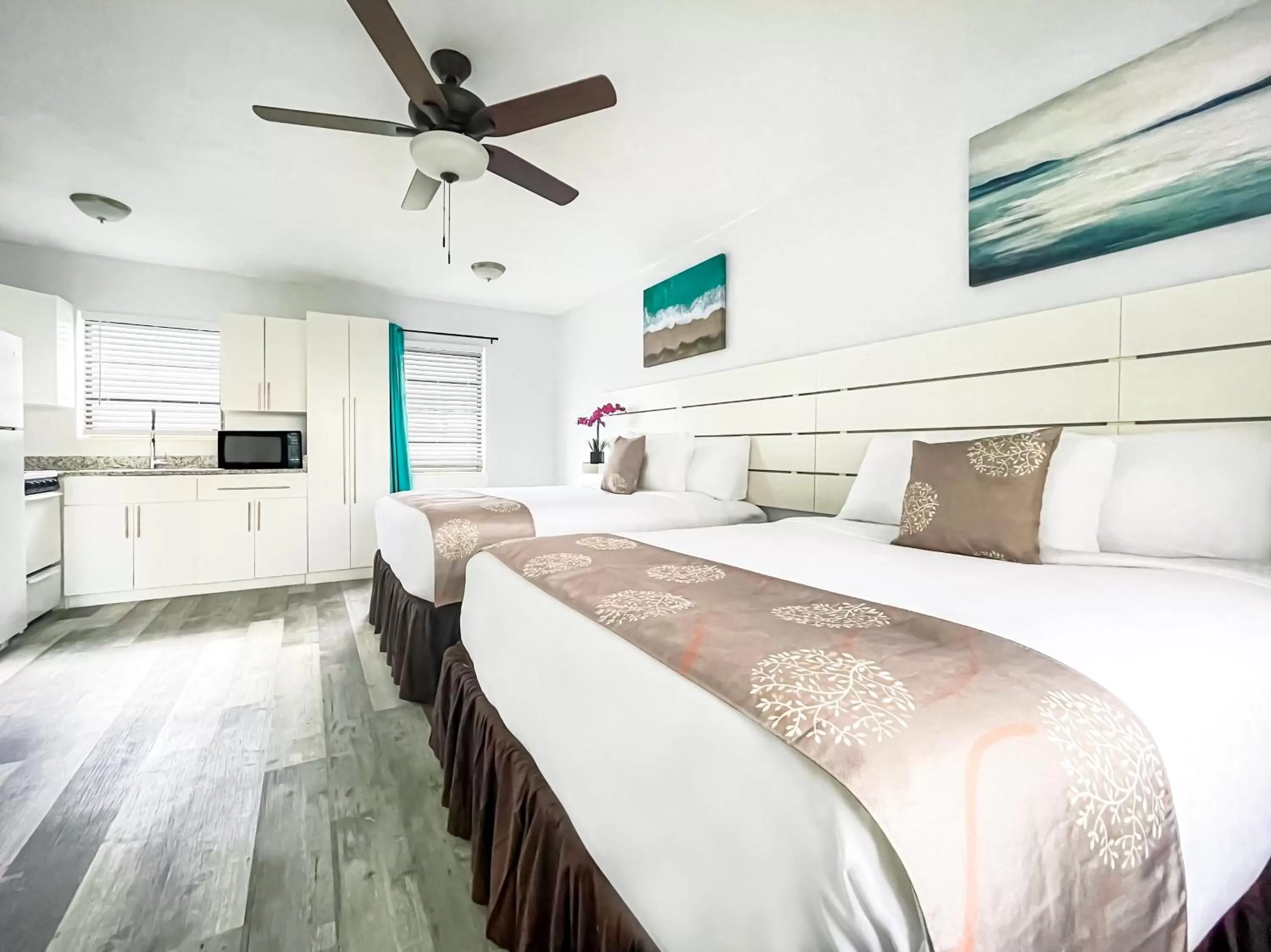 Deluxe Courtyard 2 Queens Full Kitchen in Hollywood Beach Hotels