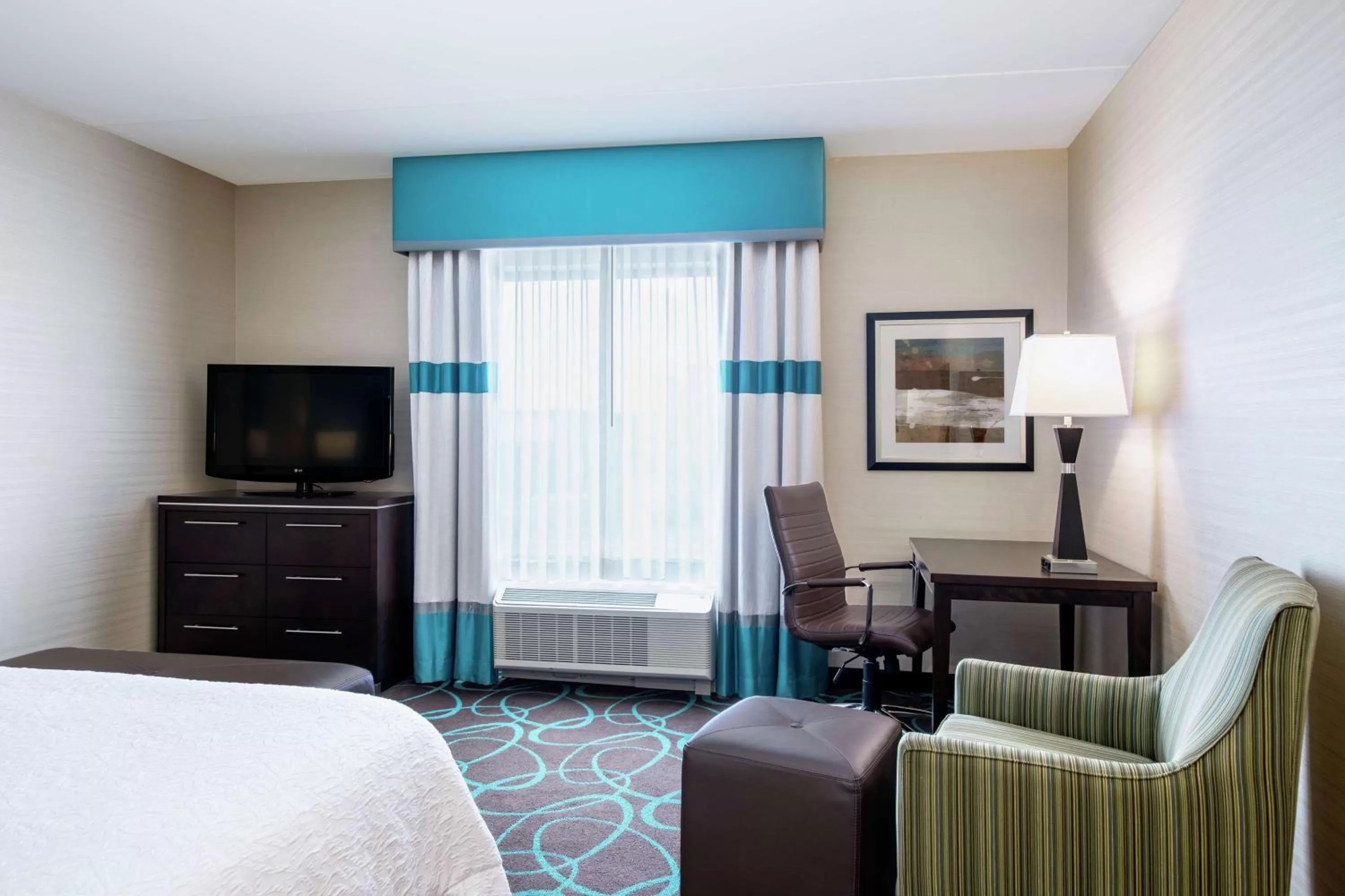 King Room with King Bed - Non-Smoking in Hampton Inn by Hilton Winnipeg