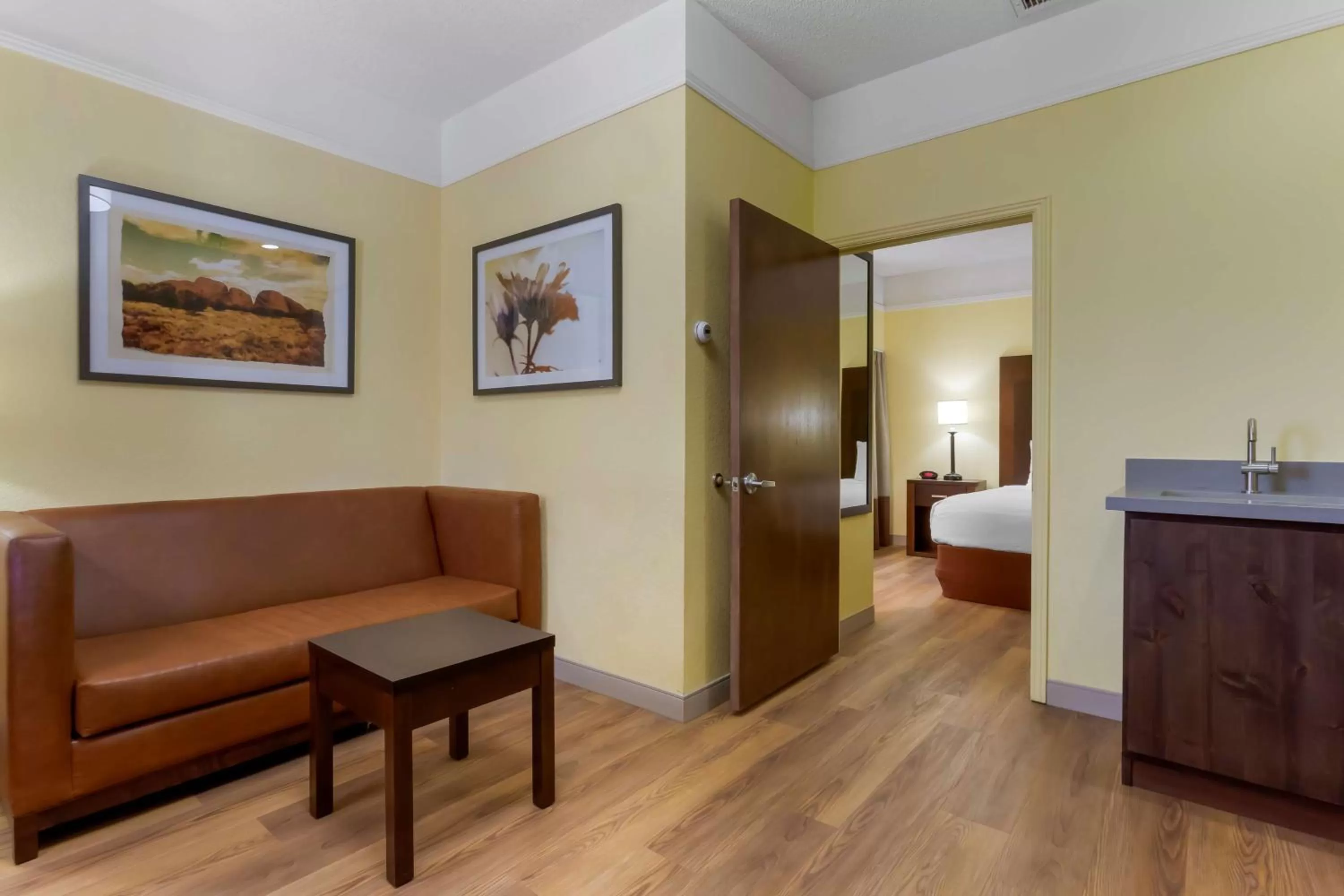 Queen Mini Suite with Sofa Bed in Best Western Phoenix Goodyear Inn