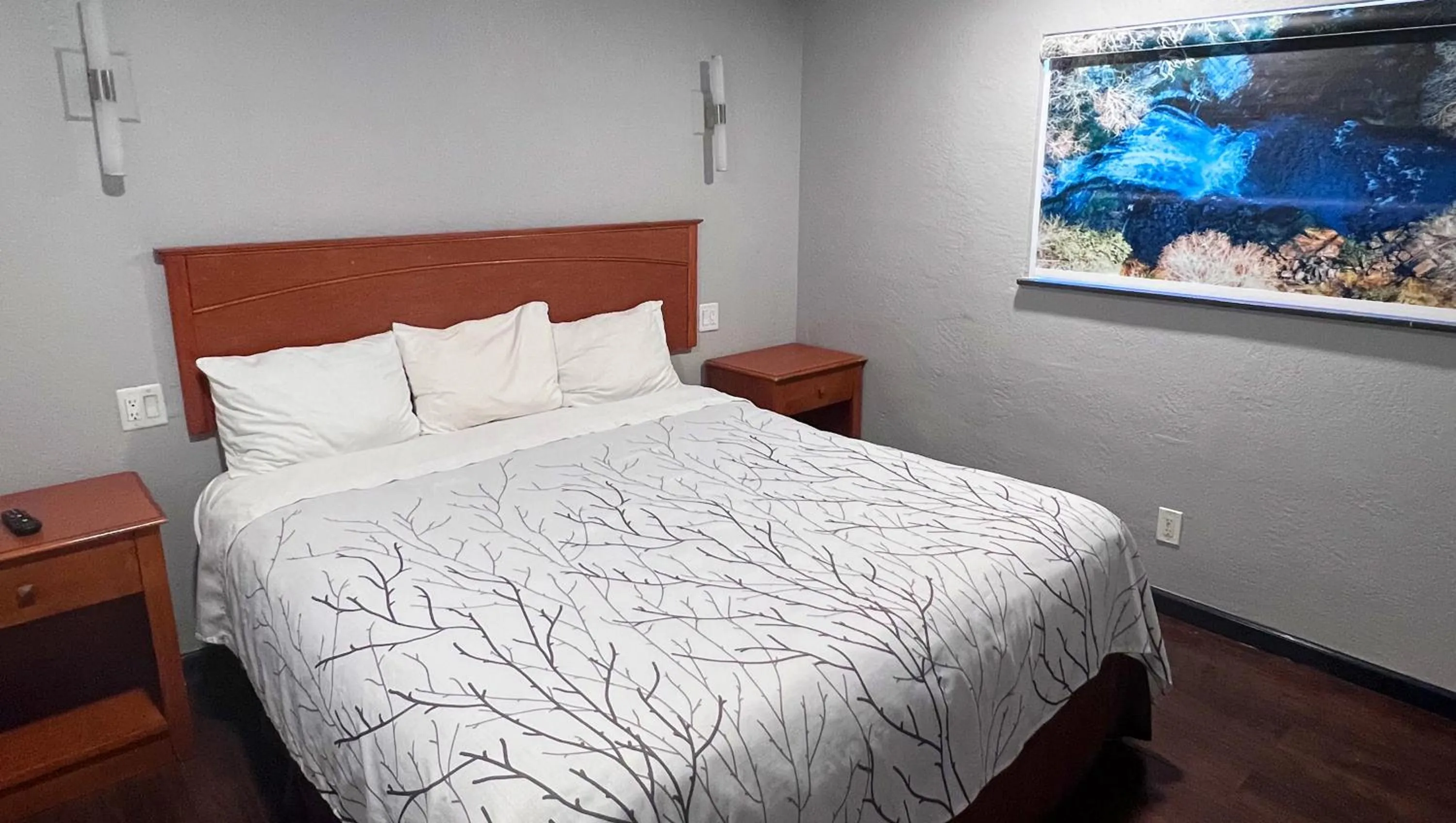 Two-Bedroom Suite in Anchorage Inn Lakeport