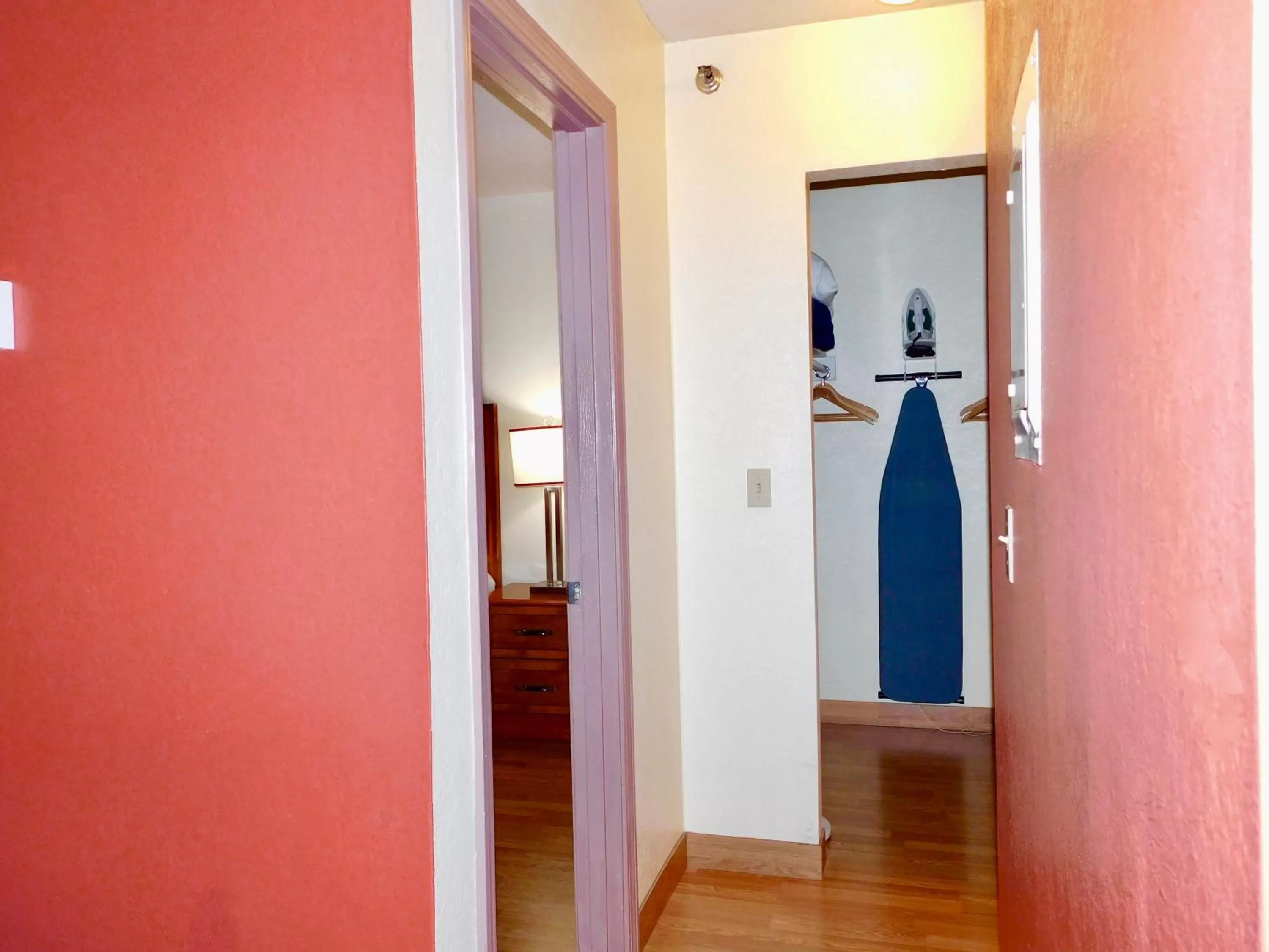 One-Bedroom Queen Suite with Two Queen Beds and Kitchen in Americas Best Value Inn & Suites Anchorage Airport