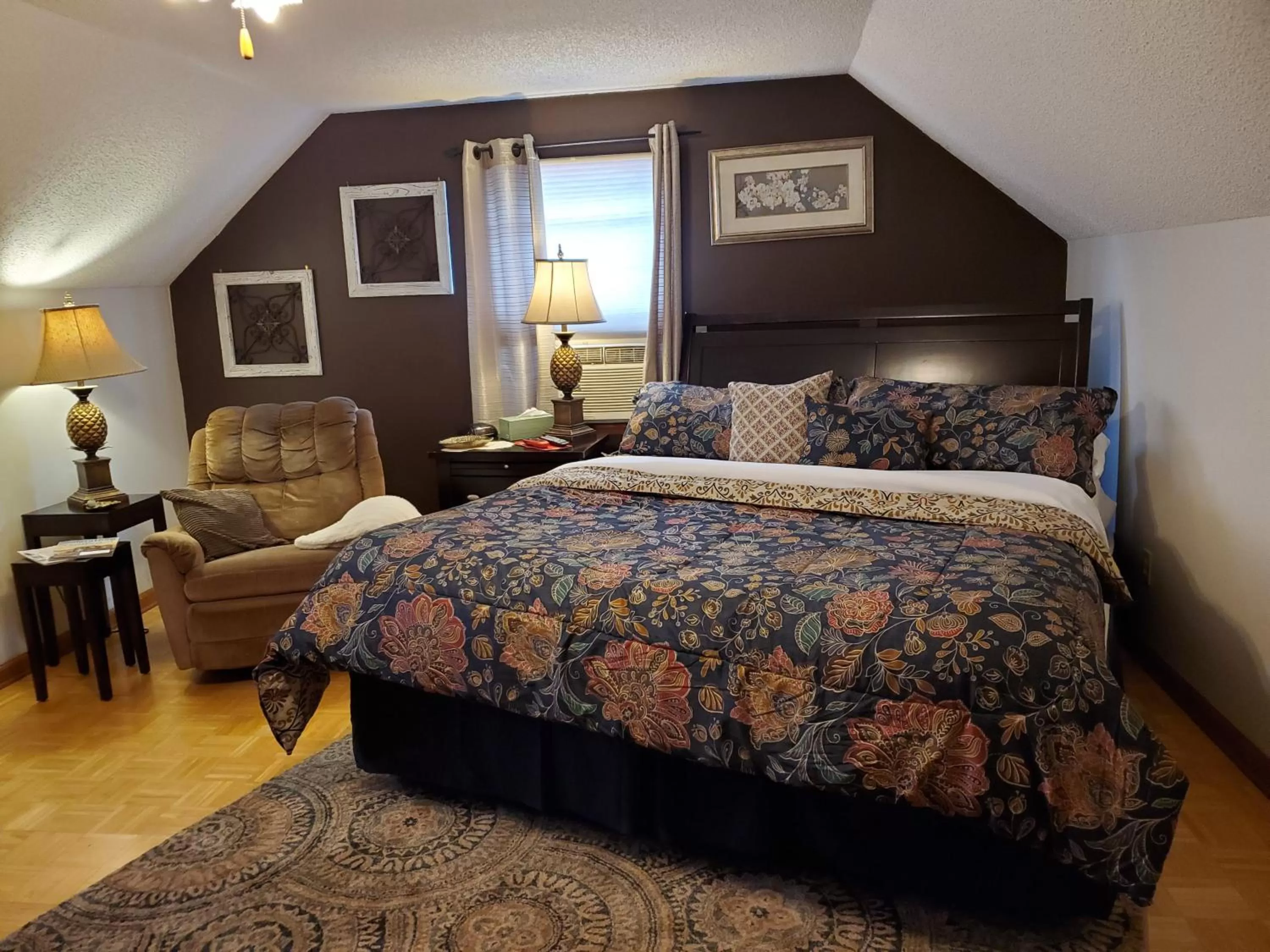Deluxe King Room in Blue Ridge Manor Bed and Breakfast